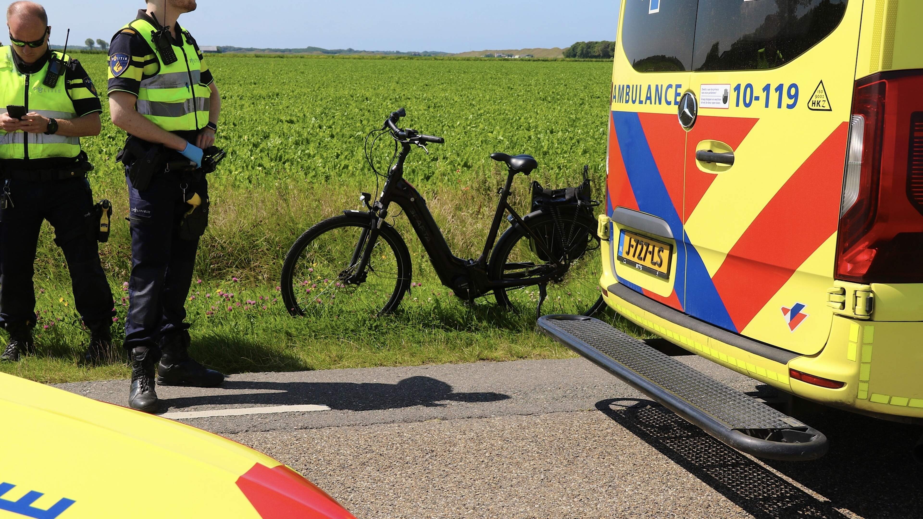 Fietser met spoed naar ziekenhuis na ongeval in De Cocksdorp