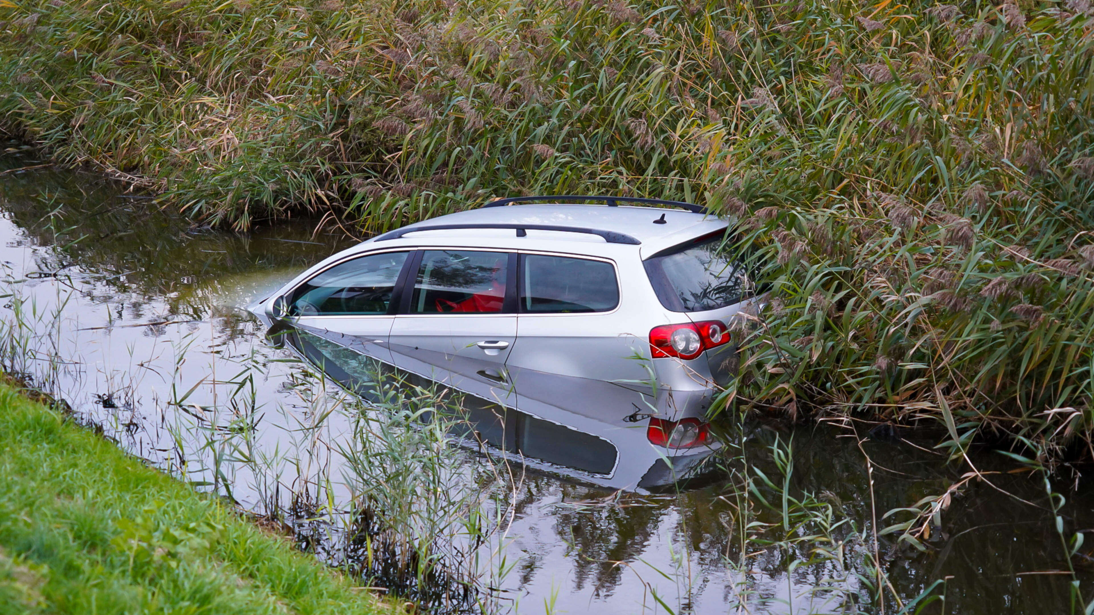 Handrem vergeten, auto belandt in sloot Middenmeer