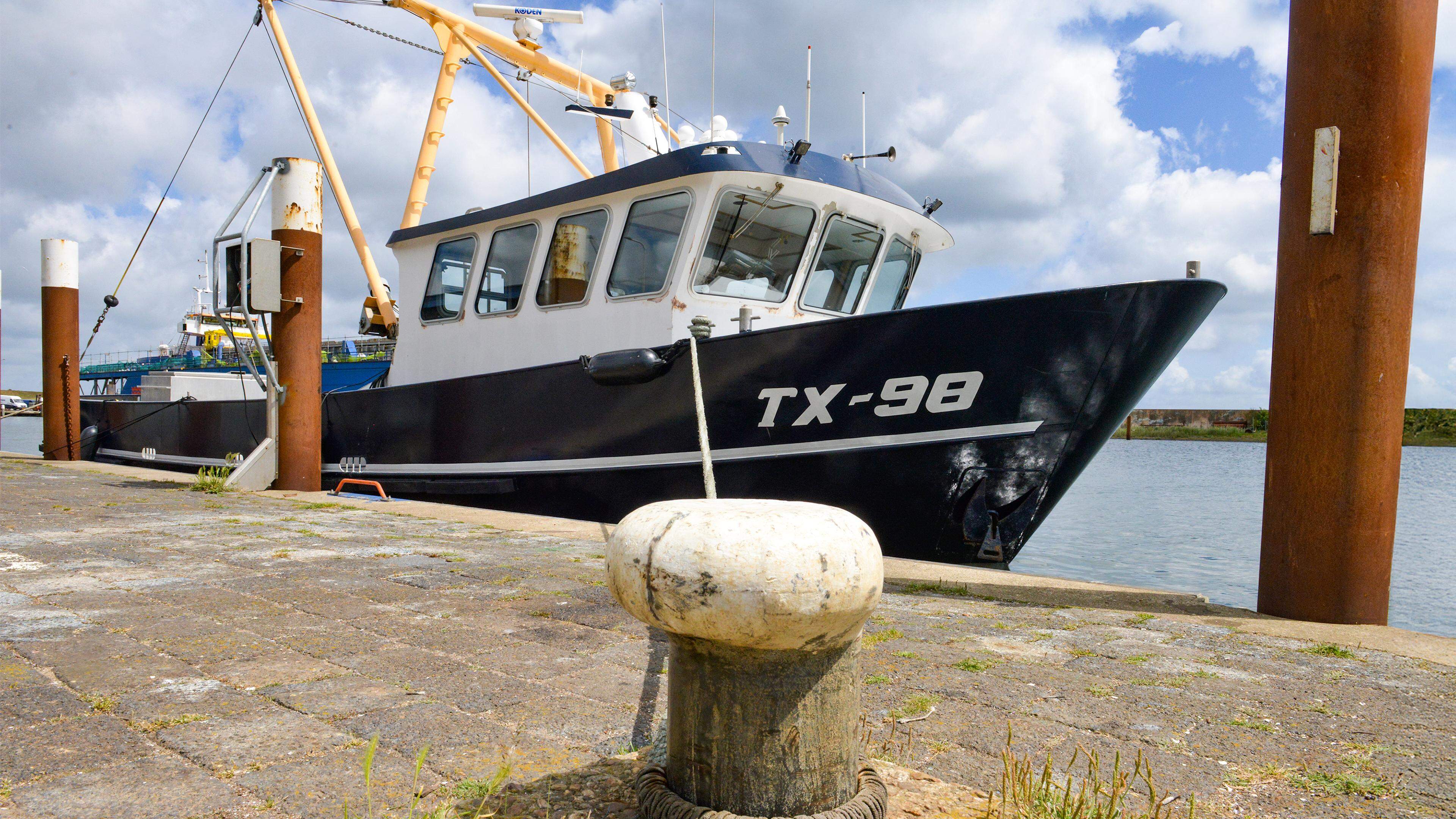 En weer raakt de Texelse vloot een schip kwijt. Kokkelaar TX98 vertrekt naar Bruinisse