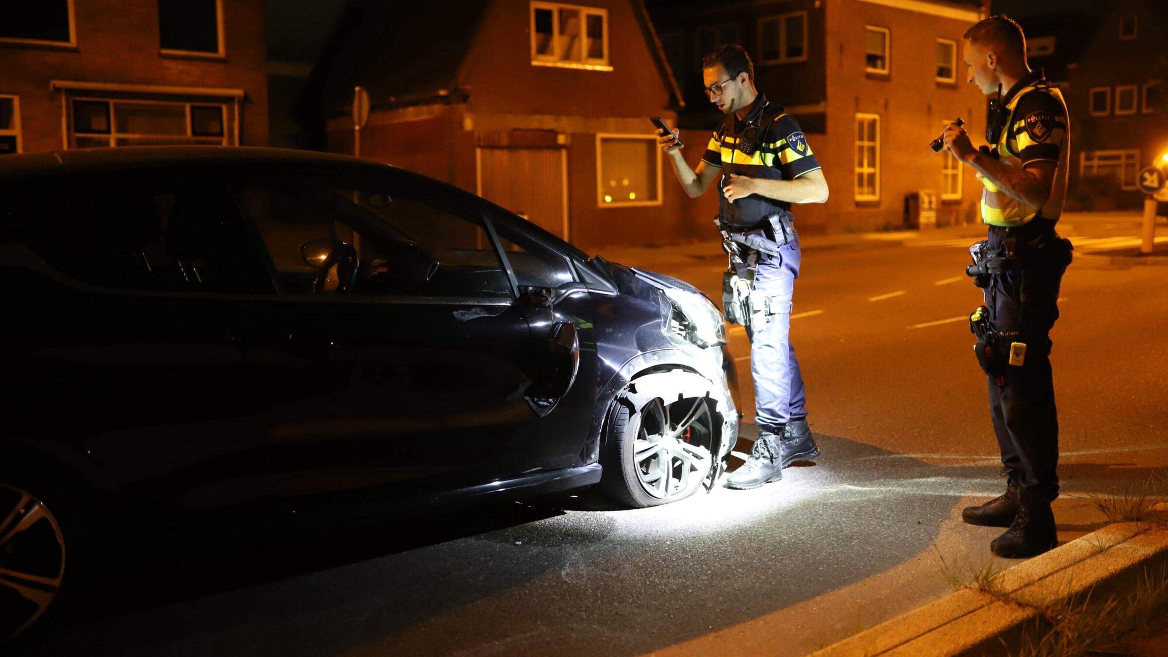 112-nieuws: Automobilist ramt verkeerspaal in Zuidoostbeemster en vlucht; Drie gewonden bij aanrijdi