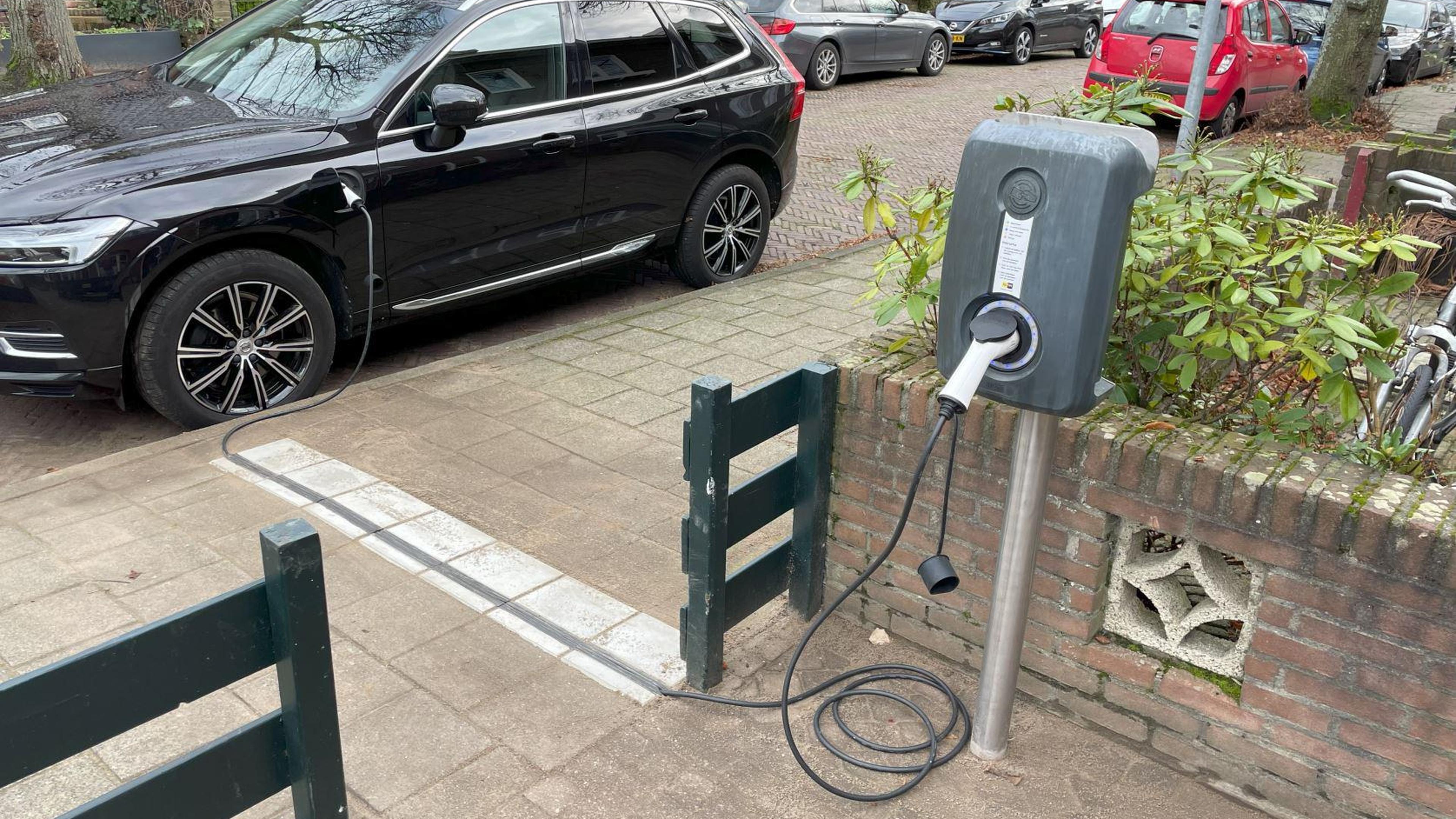 D66 in Wormerland wil combinatie eigen laadpunt en openbare parkeerplek stimuleren: ’Stoeptegels ver