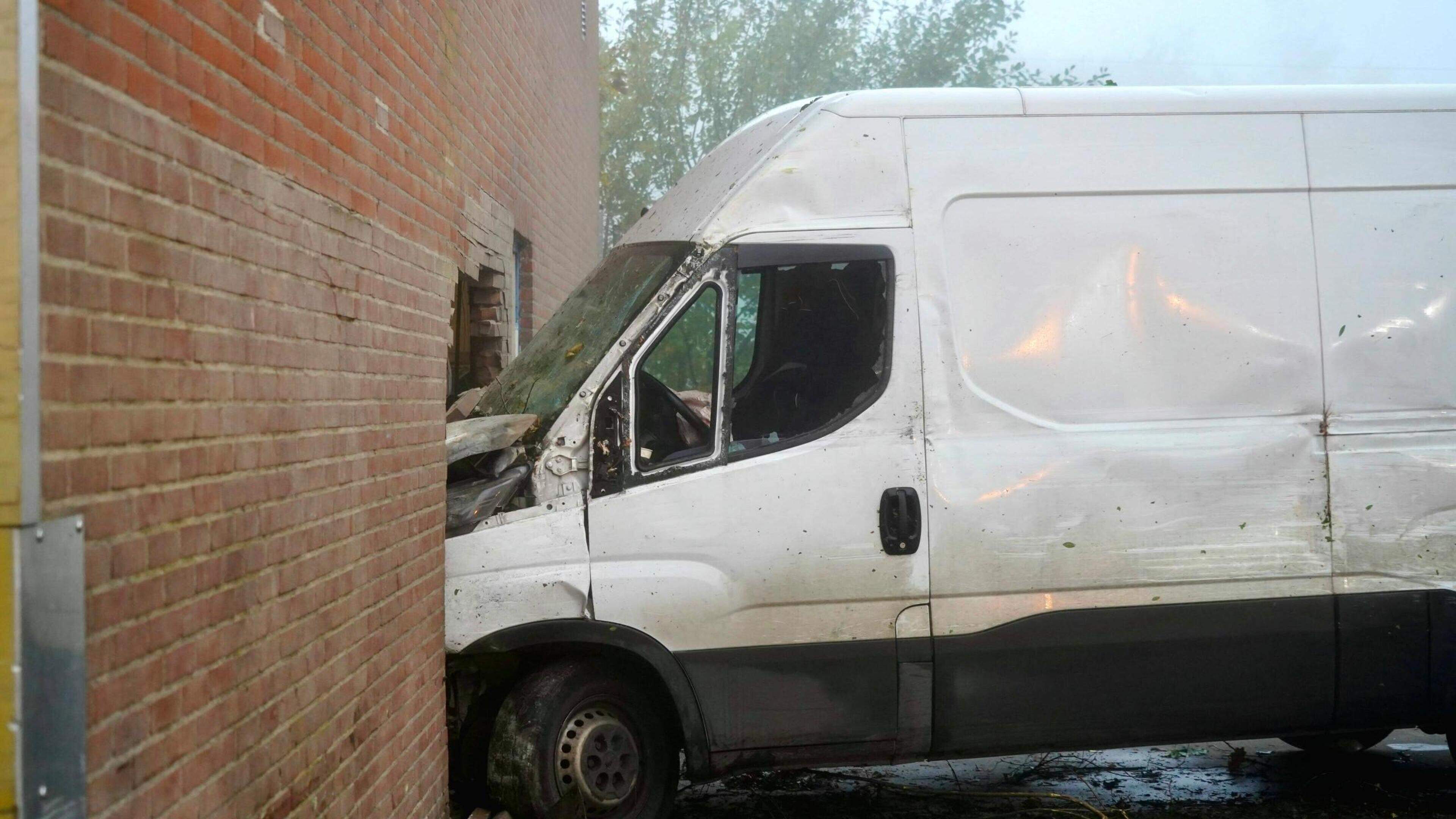 Busje rijdt door gevel van bedrijfspand in Hoogkarspel en richt flinke ravage aan