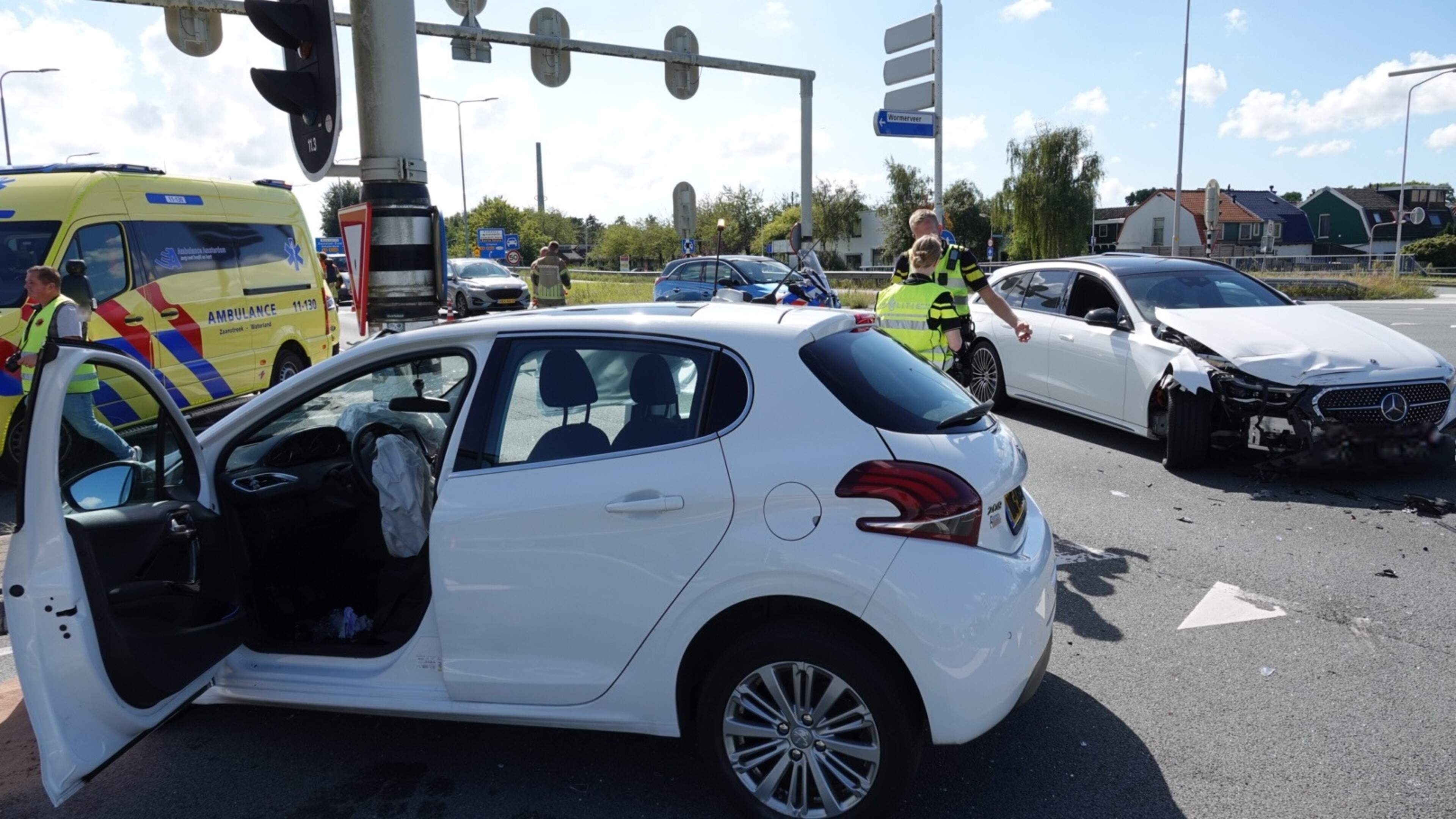 Veel schade bij botsing op kruising N246 in Wormerveer, gewonde door brandweer uit auto gehaald