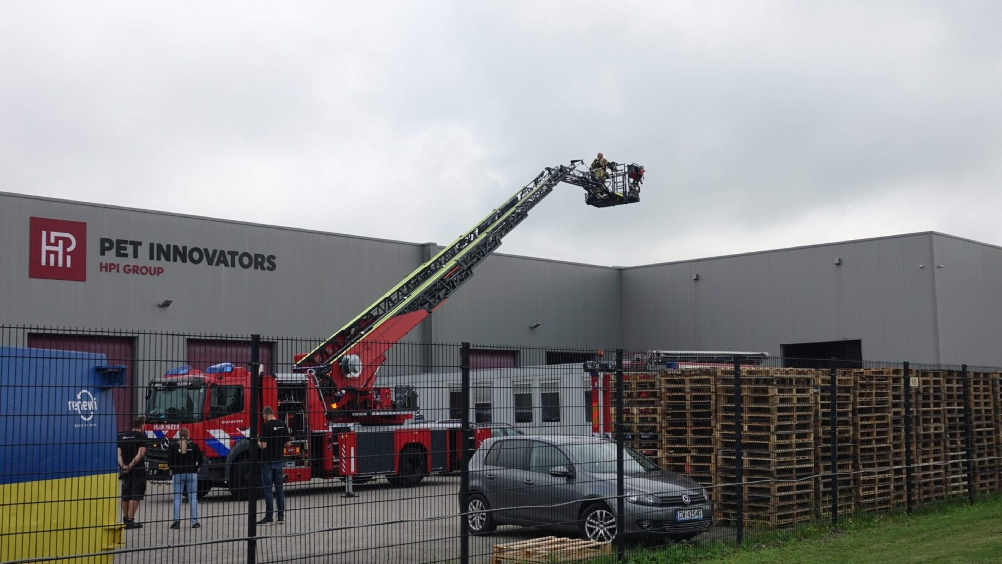 Bedrijfspand in Purmerend komt plotseling vol rook te staan, door losgeschoten slang
