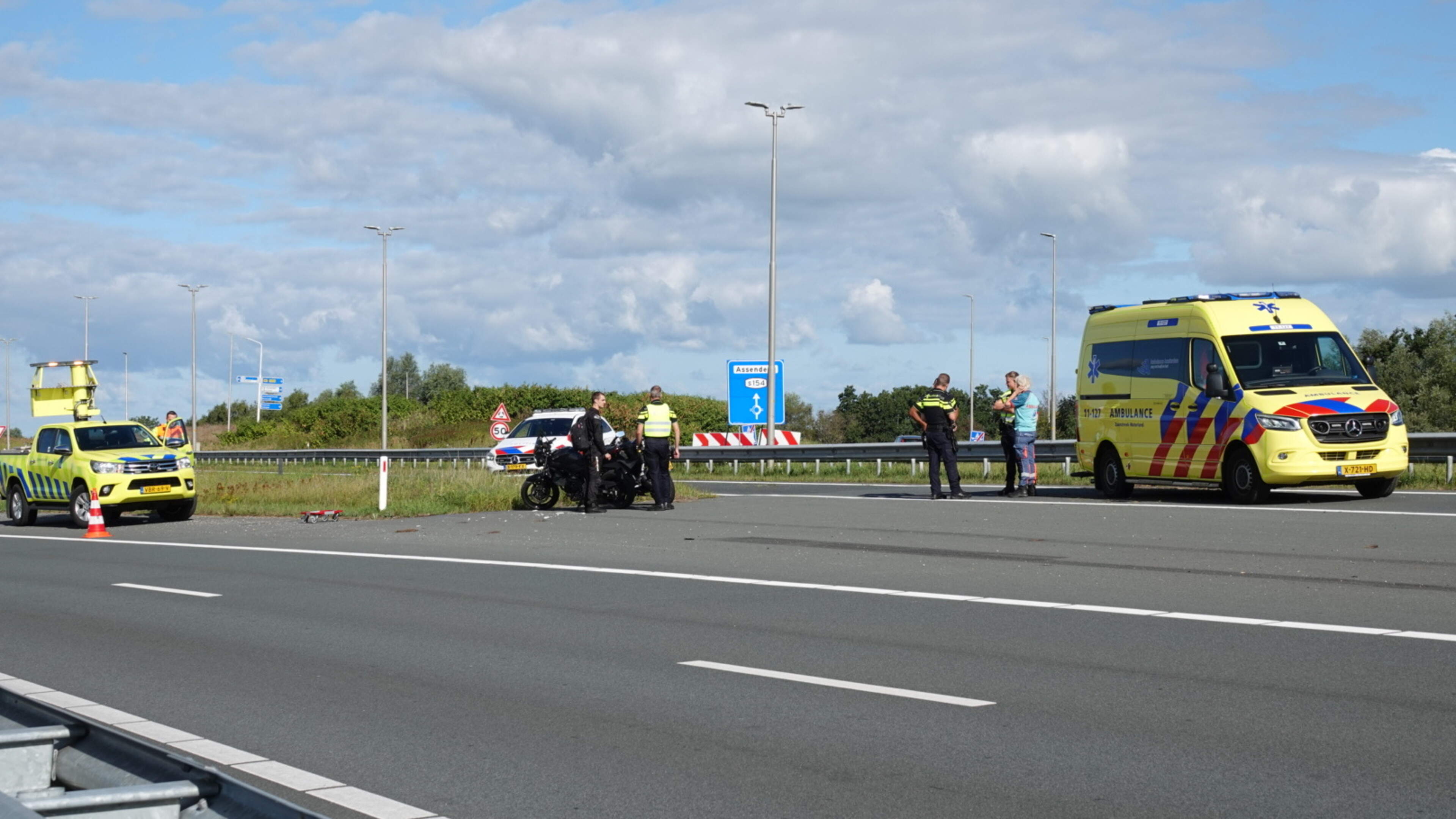 Motorrijder gewond bij val op N8 bij Westzaan, oprit tijdelijk afgesloten [update]