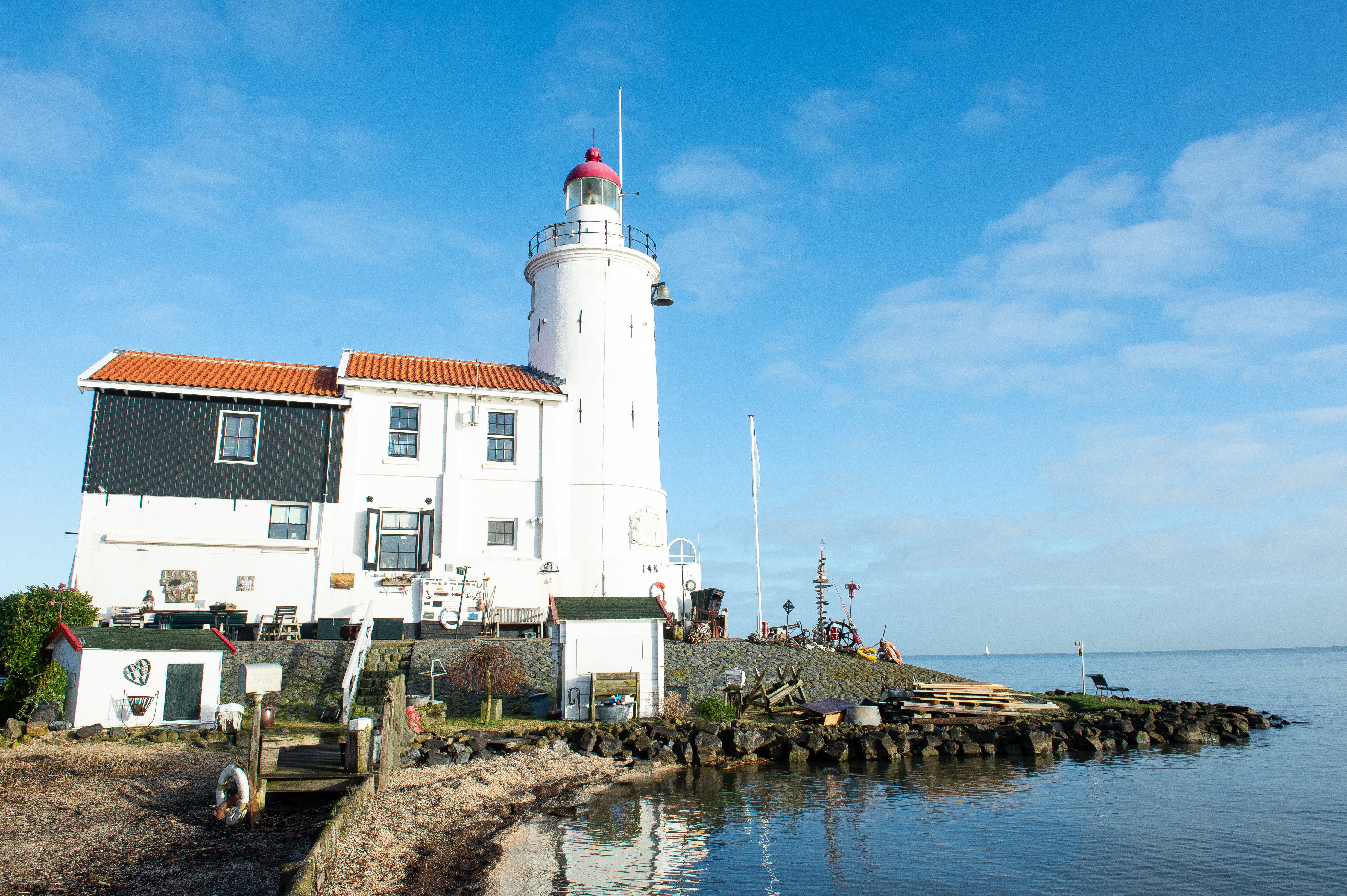Noordkade op Marken maanden gesloten door herbestrating, als onderdeel van dijkversterkingsproject