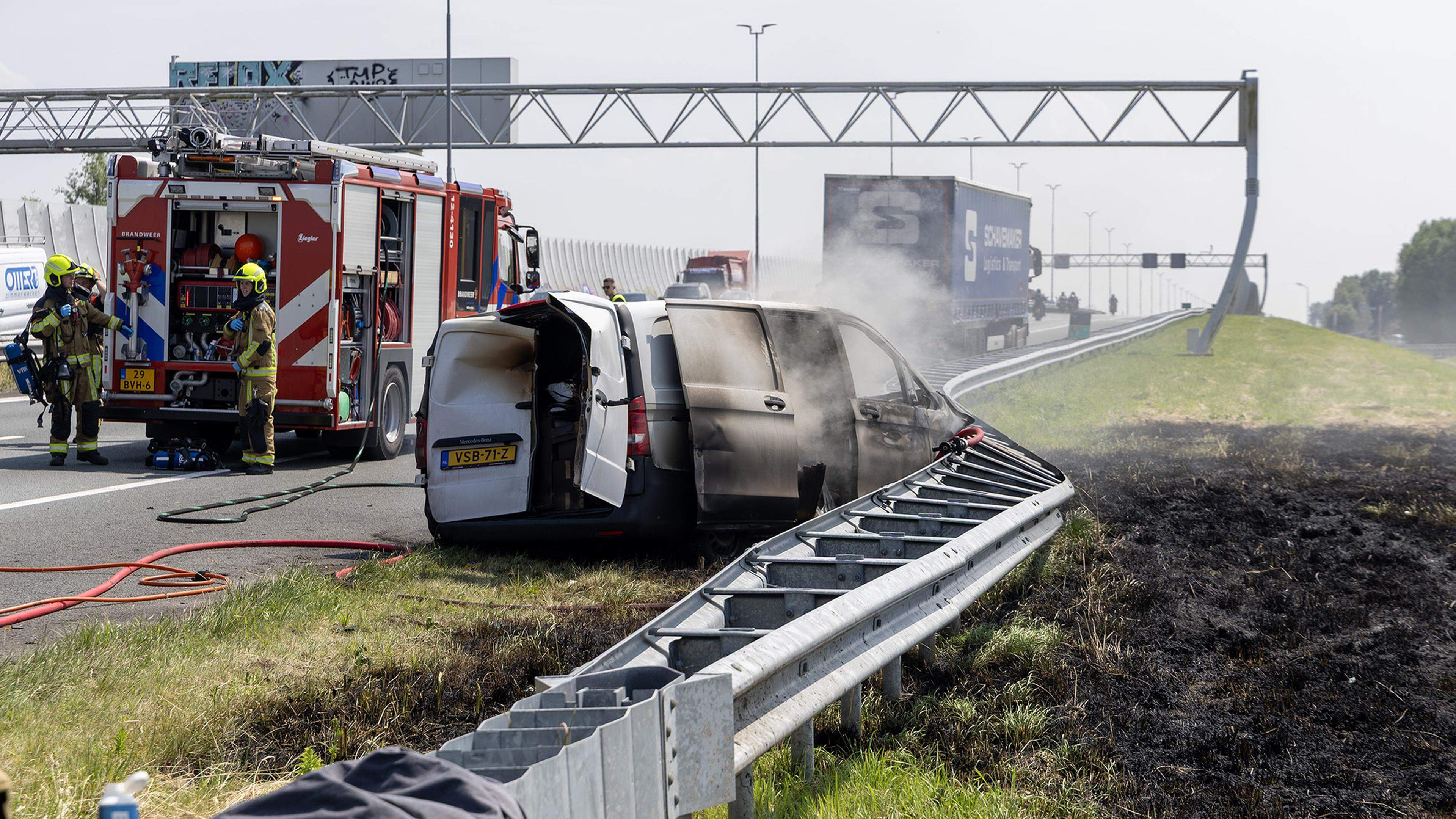 112 nieuws: Dure Porsche zwaar beschadigd bij eenzijdig ongeval in Den Burg, gewonde door ernstig on