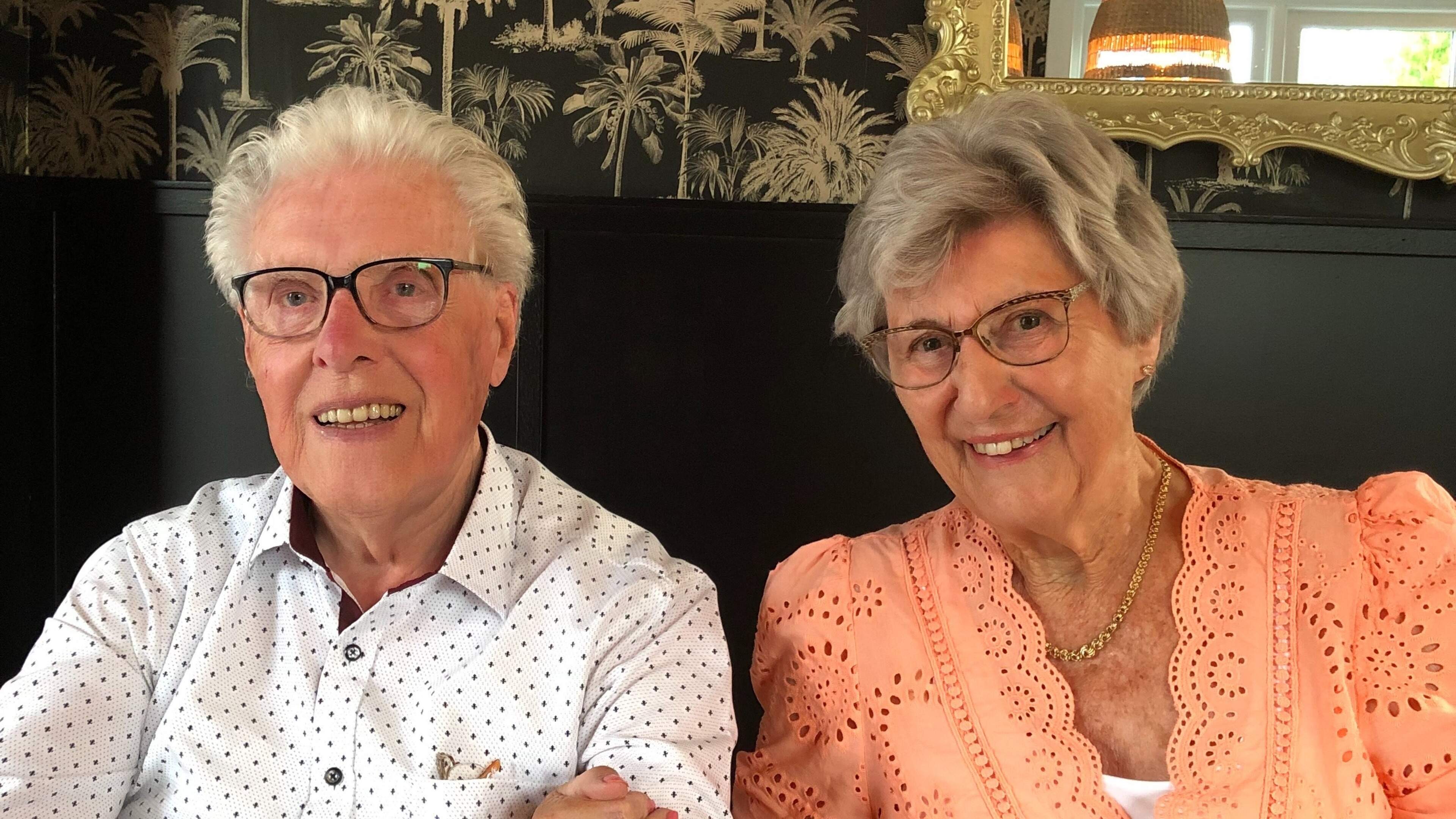 Toon en Elly waren na al die jaren nog zo verliefd dat de één niet zonder de ander kon. Ze stapten s