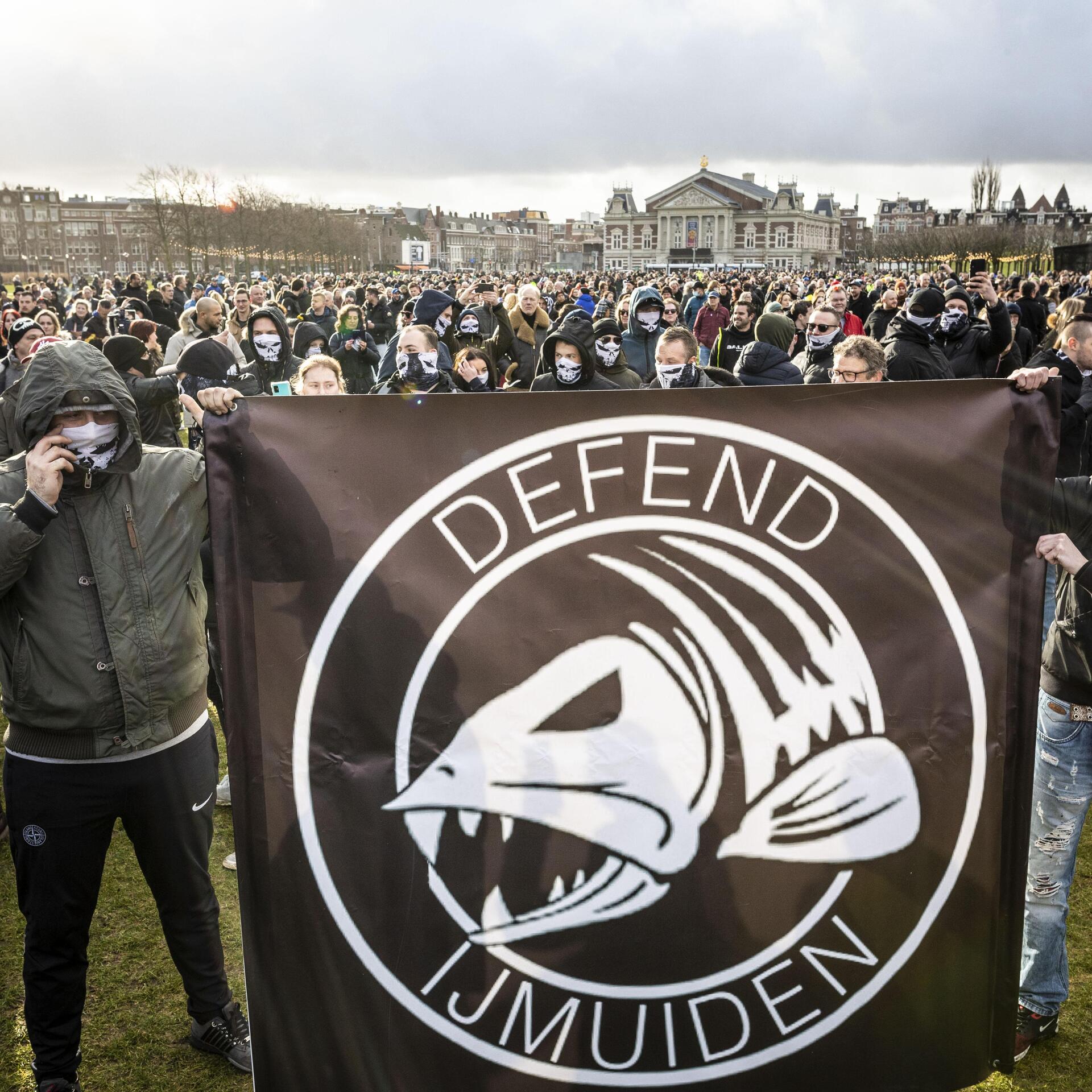 Defend%20IJmuiden%20staat%20dikwijls%20in%20de%20frontlinie%20bij%20confrontaties%20met%20de%20politie%20en%20is%20daar%20trots%20op