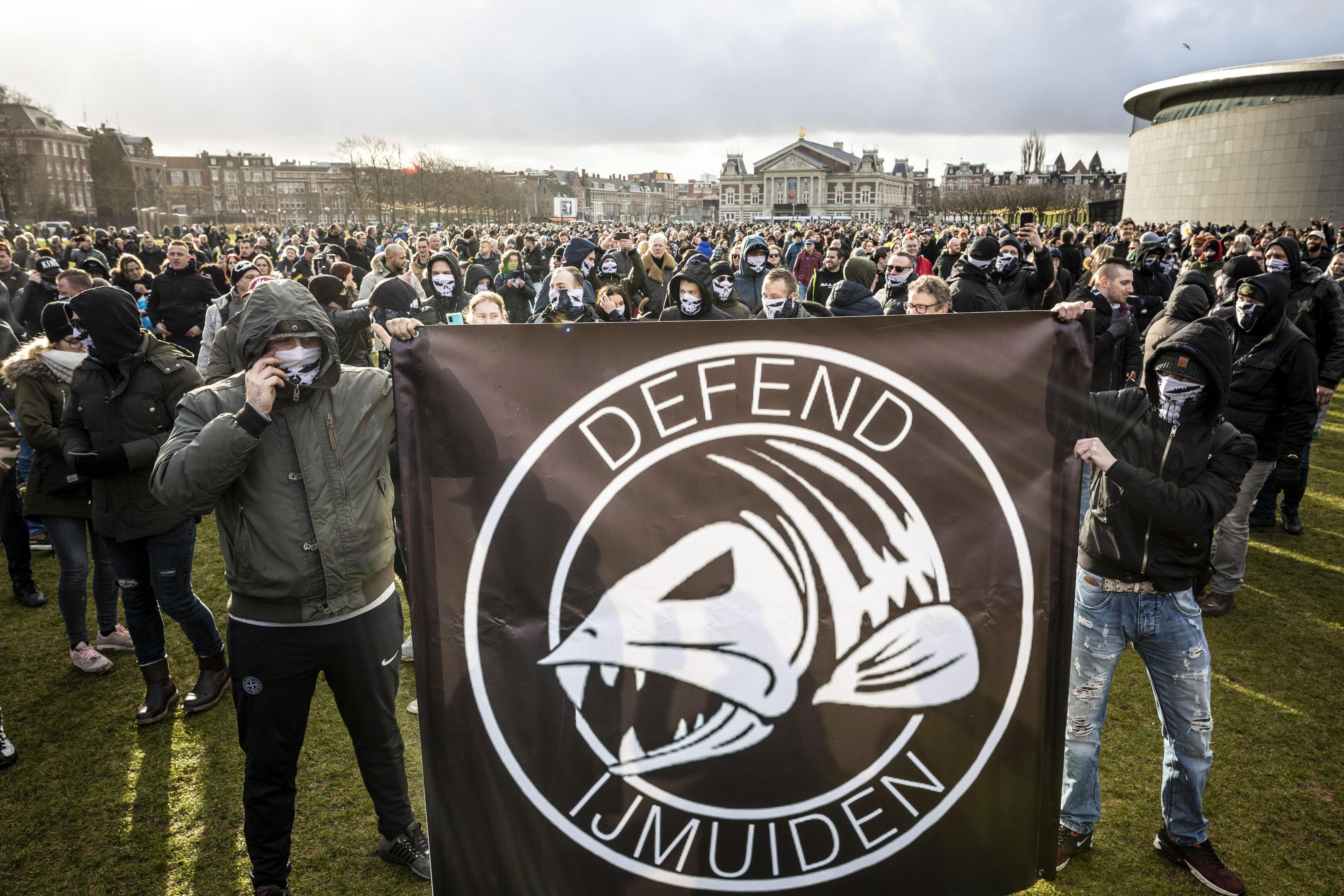 Defend%20IJmuiden%20staat%20dikwijls%20in%20de%20frontlinie%20bij%20confrontaties%20met%20de%20politie%20en%20is%20daar%20trots%20op