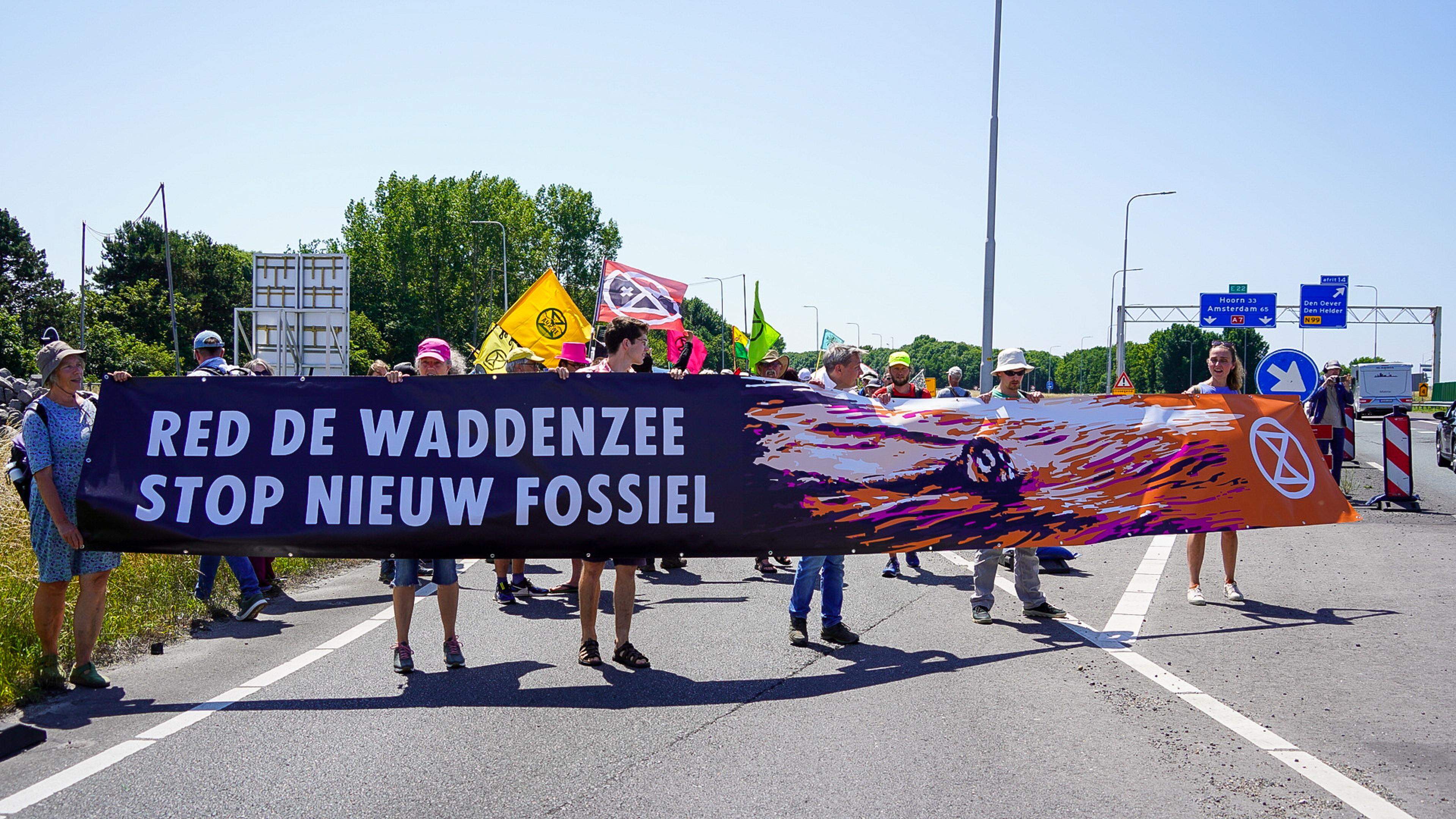 Demonstranten Extinction Rebellion blokkeren Afsluitdijk bij Den Oever