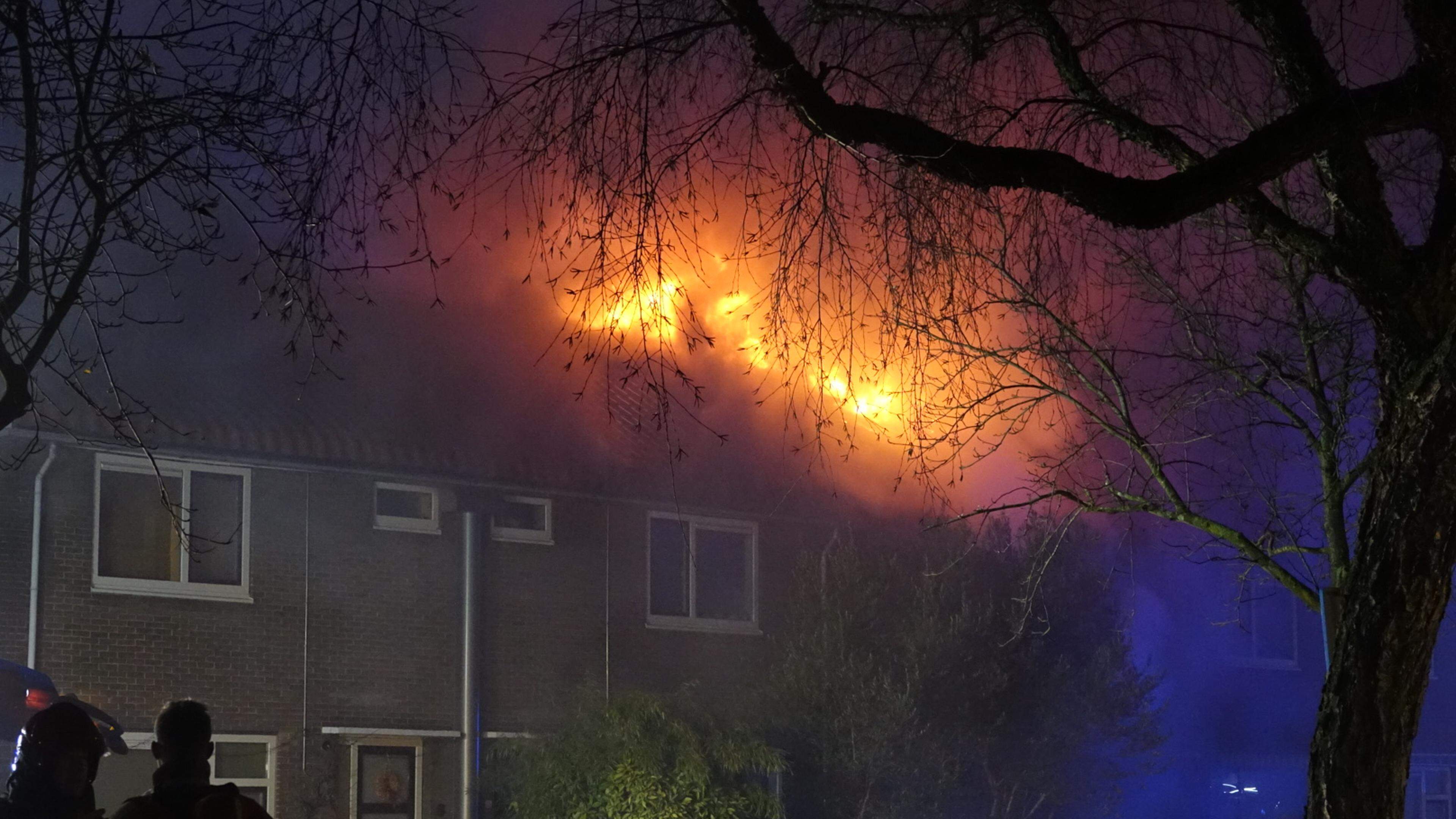 Grote brand na explosie in woning Purmerend; persoon zwaargewond, huizenblok ontruimd [update]