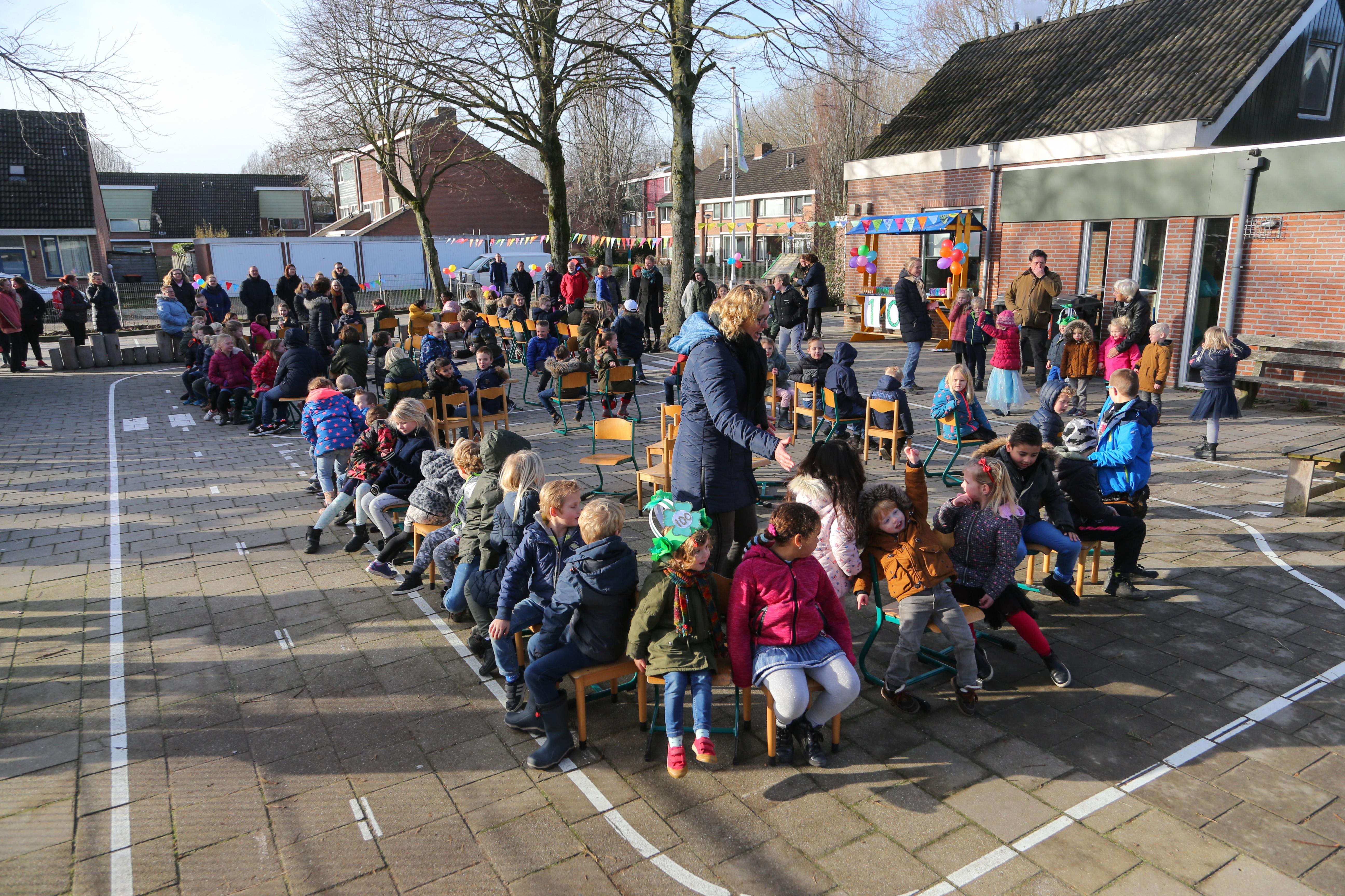 Klaverwoid in Twisk viert 100ste leerling met stoelendans op schoolplein [video]