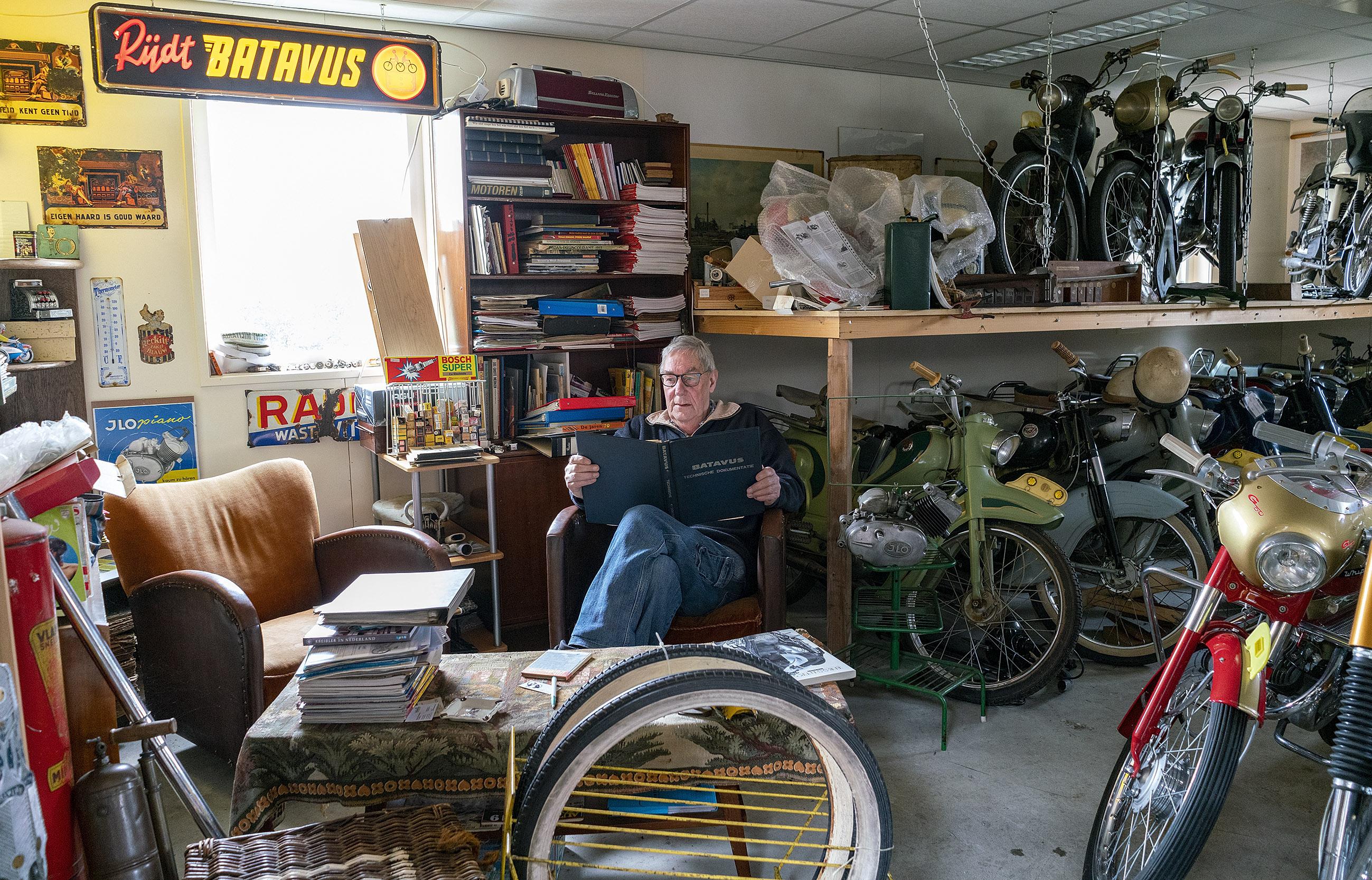 Hans Schilder heeft zo’n honderd oude Batavus-brommers in zijn museumpje aan huis in Spierdijk: ’Eig