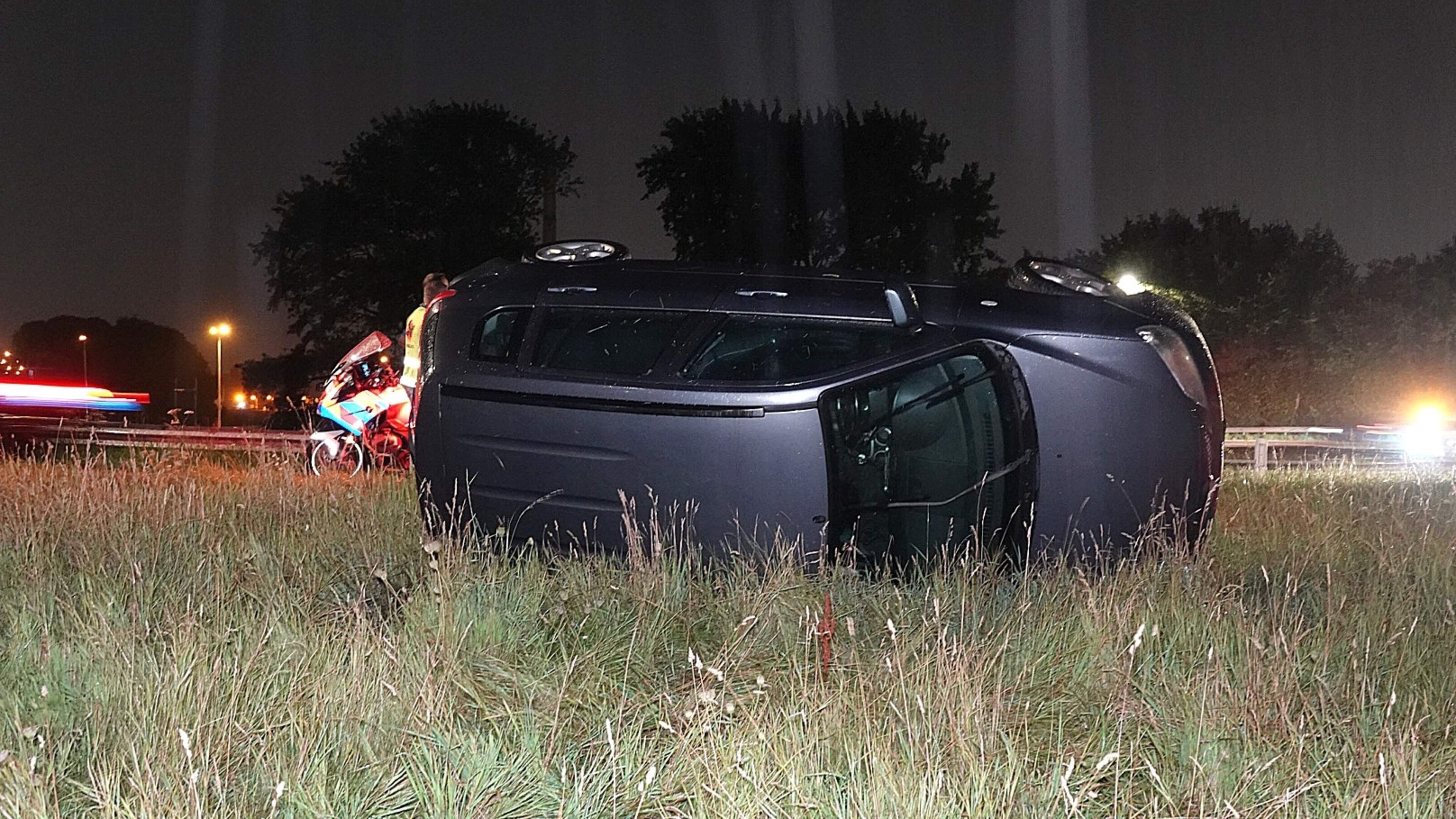 Auto vliegt uit de bocht en belandt op zijn kant langs N246 in Wormerveer, bestuurder aangehouden