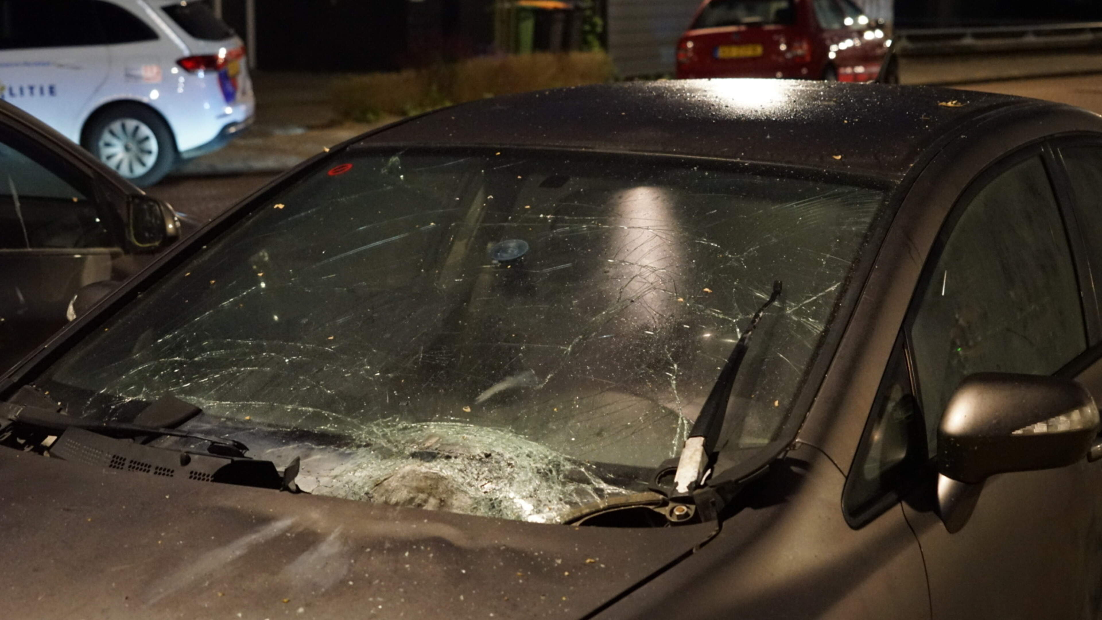 Auto zwaar beschadigd door explosie in Medemblik