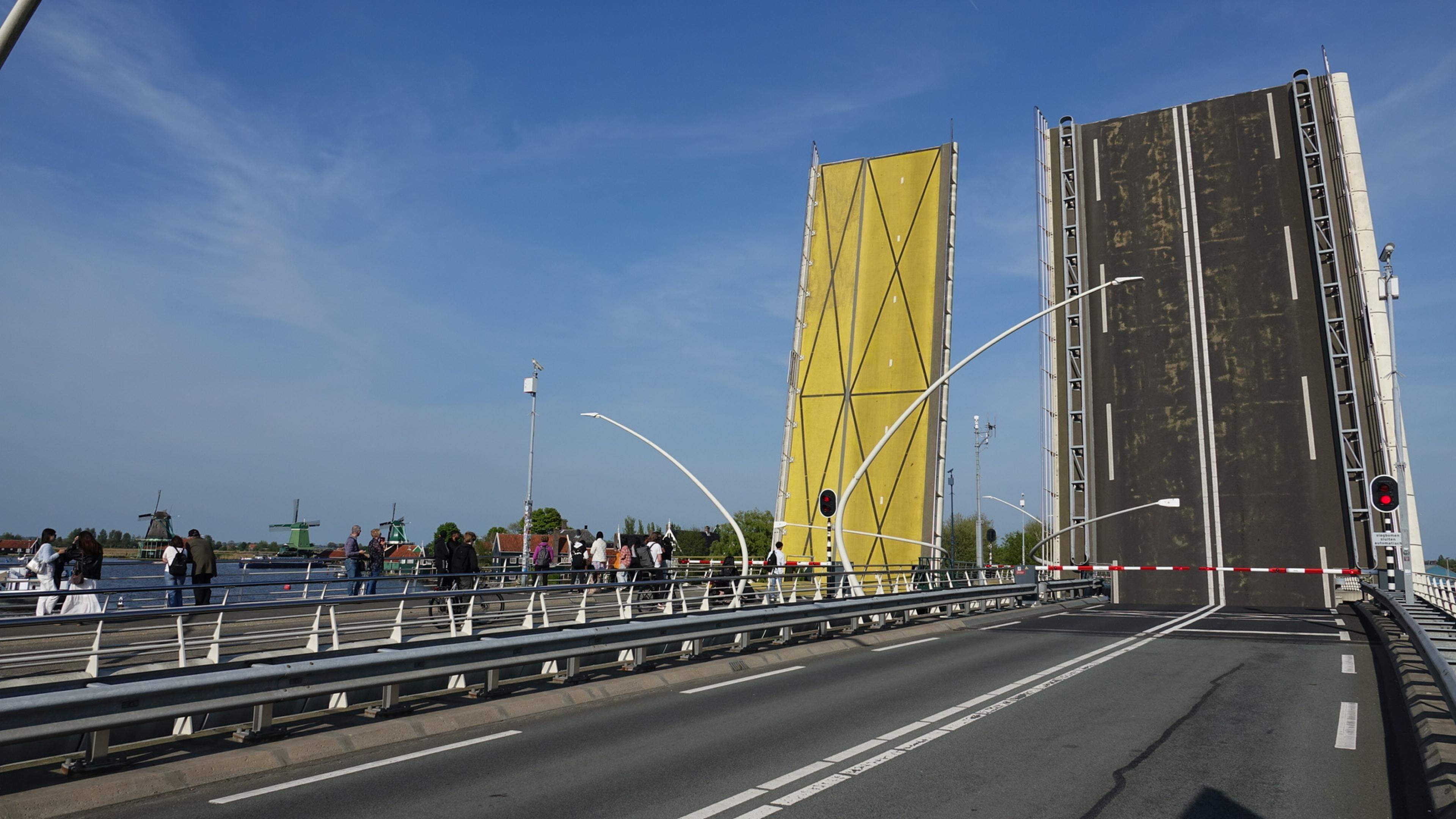 Julianabrug bij Zaanse Schans wil niet meer dicht