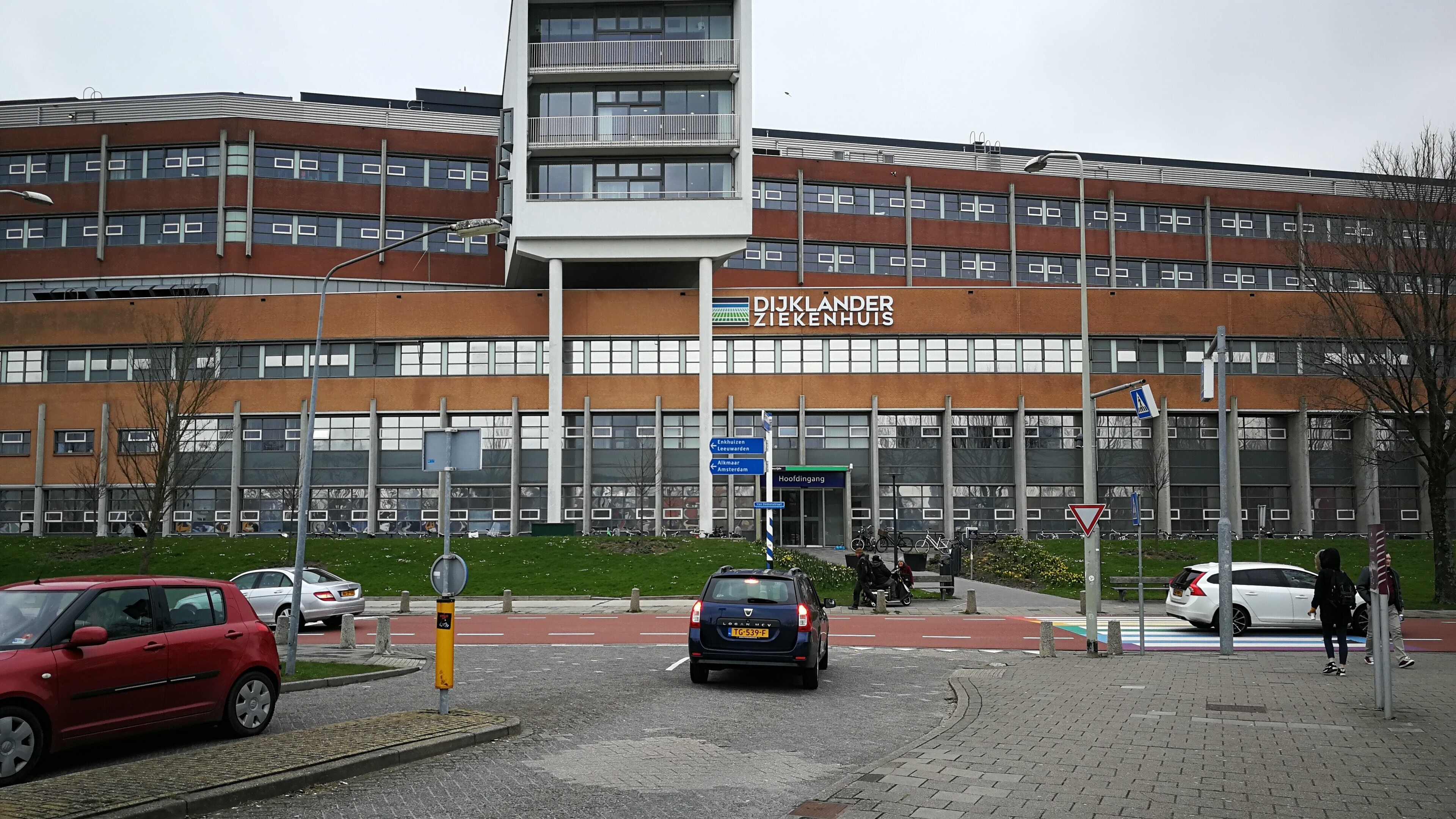 Man (36) wordt neergestoken, redt zijn eigen leven door met een