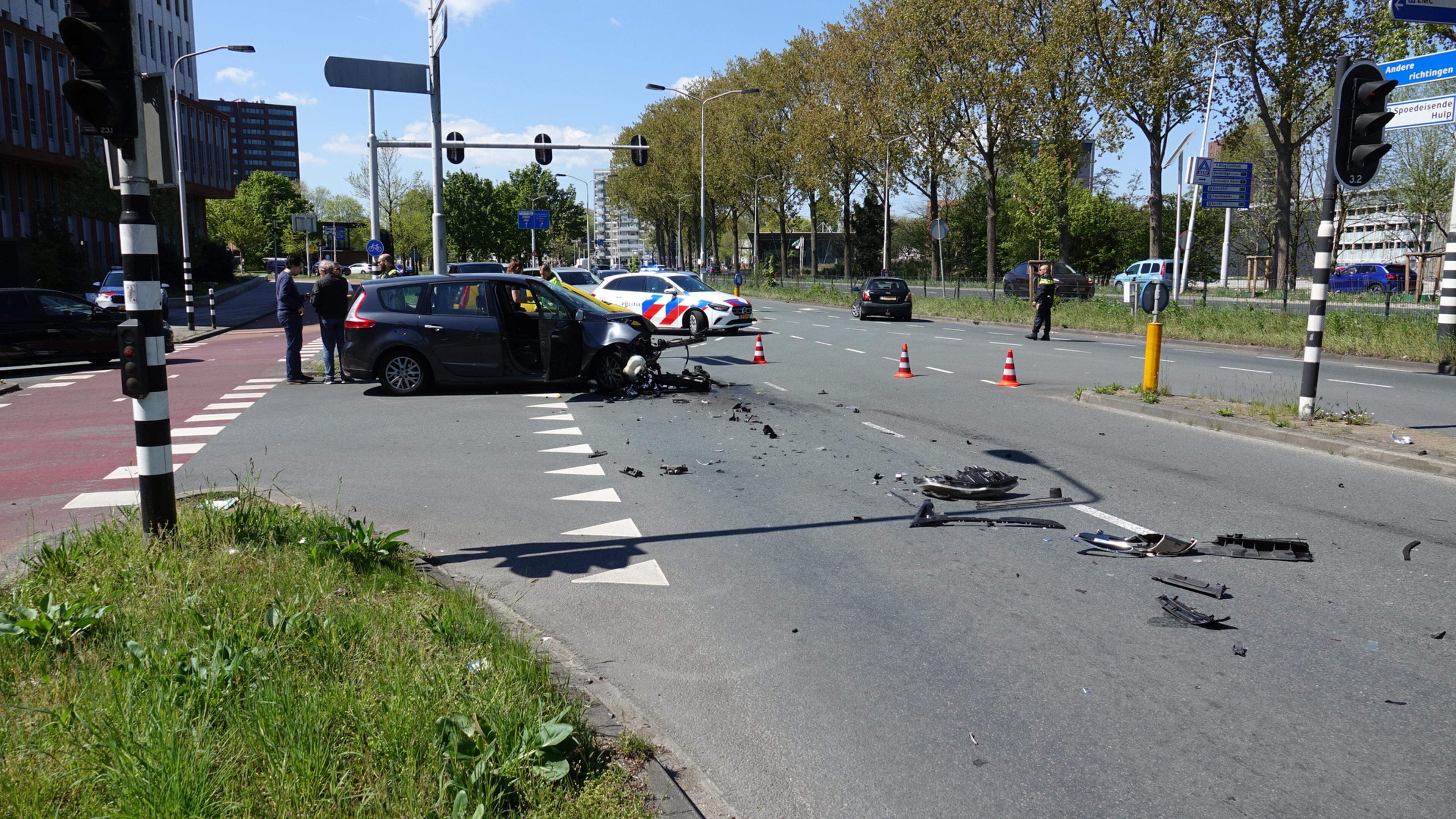 Flinke klapper op drukke Koningin Julianaweg in Zaandam [update]