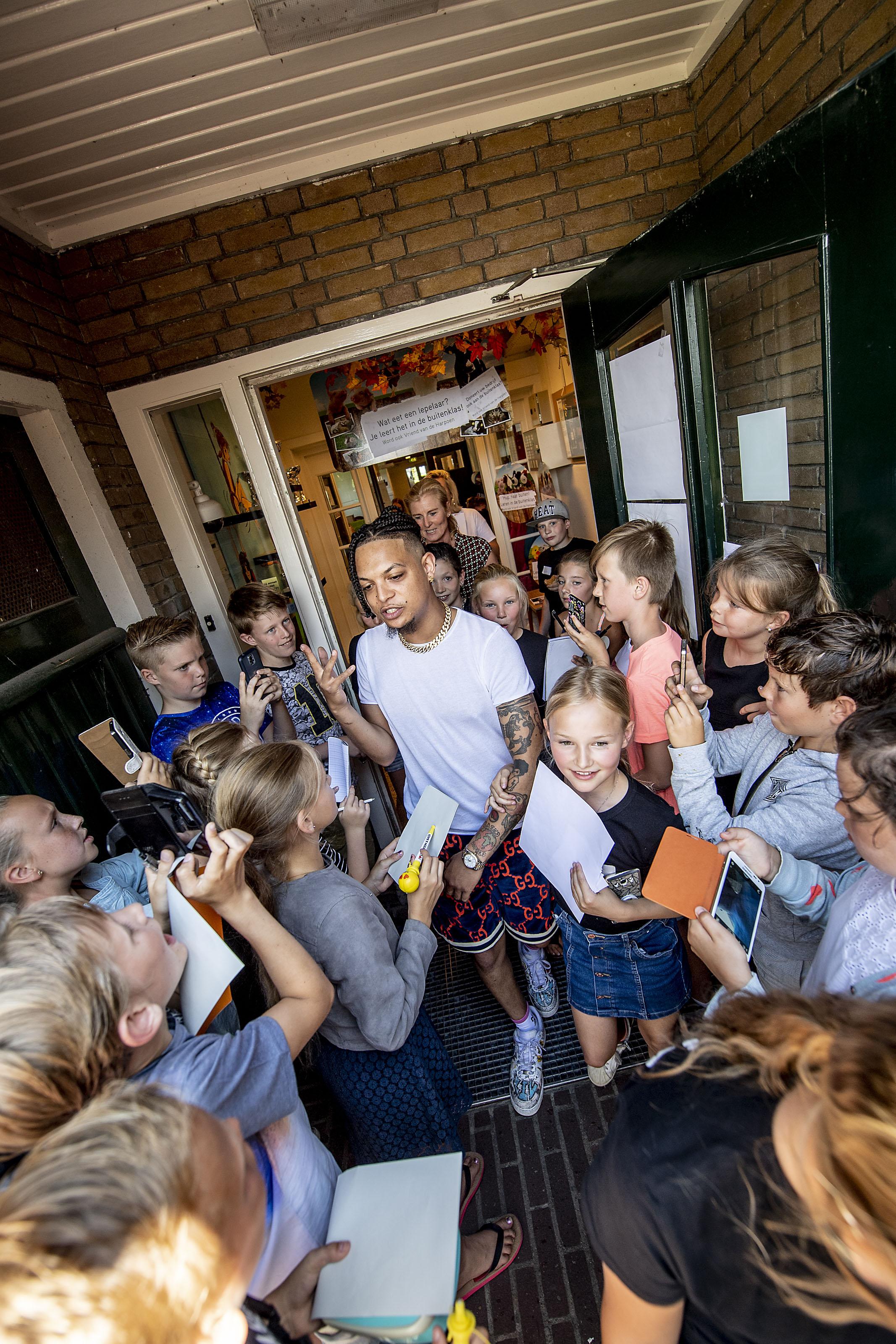 De Harpoen in Jisp sluit Ronnie Flex in het hart