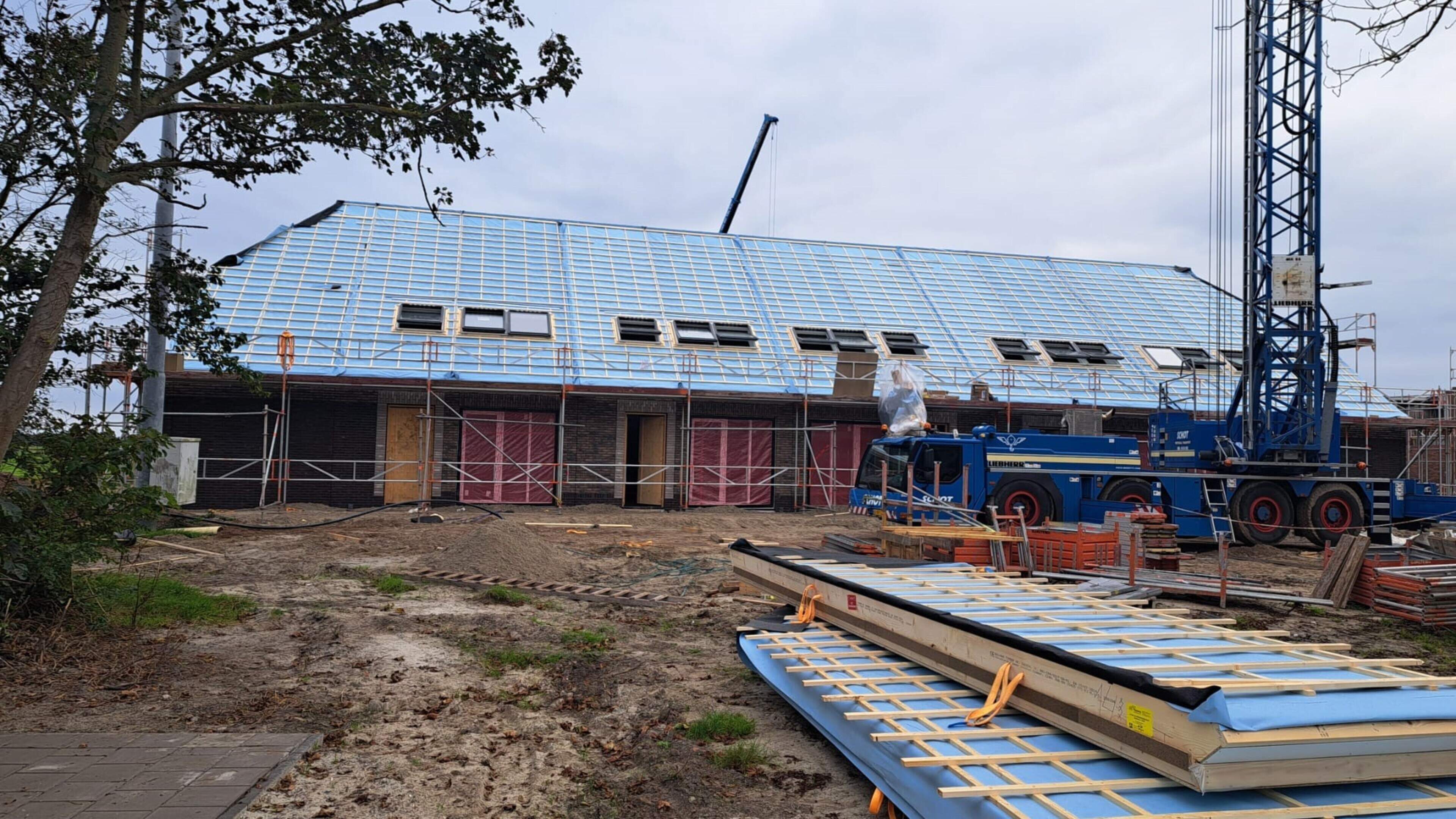 Eerste kant-en-klare gevels in nieuwbouwwijk Oudeschild geplaatst