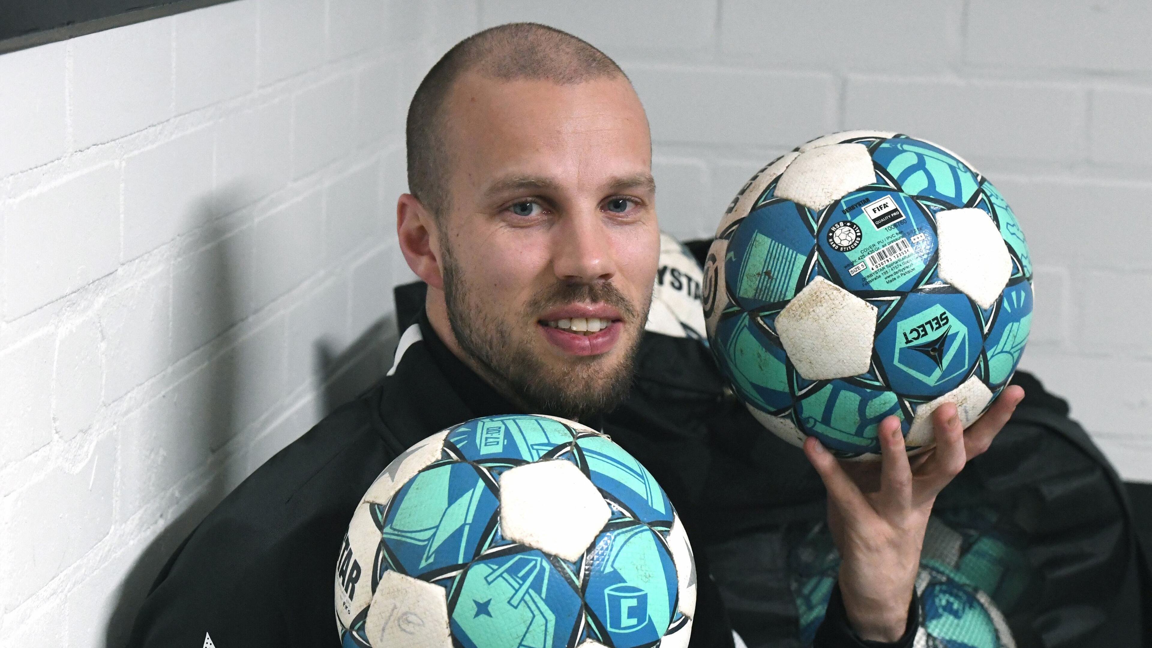 Net als Reiger Boys stapt Tom Boukes ook bij Callantsoog halverwege in. Twee ballen in de lucht is g