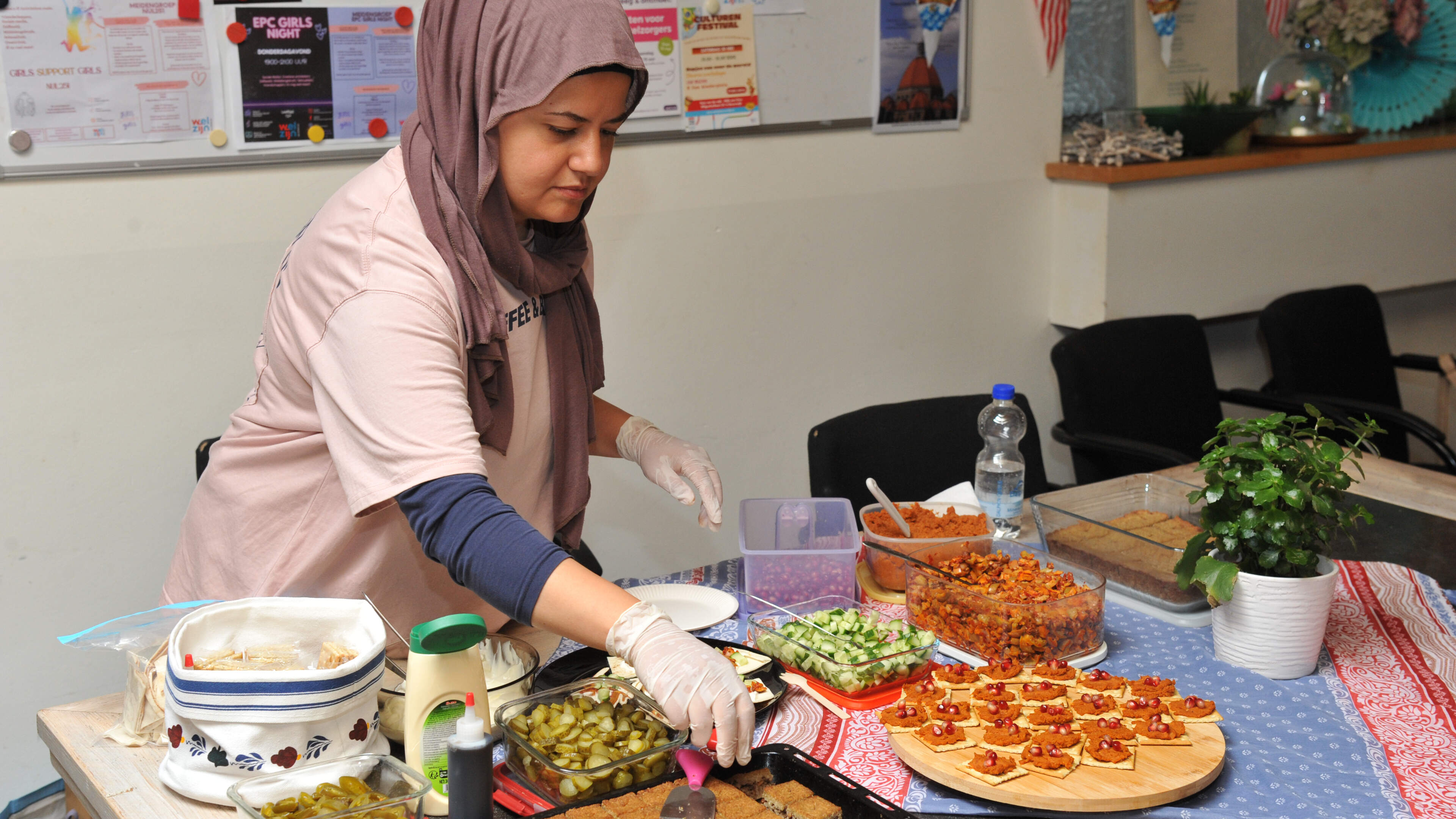 Culinary world tour at Wijk en Duin community center: 'I enjoy giving back to the community center'