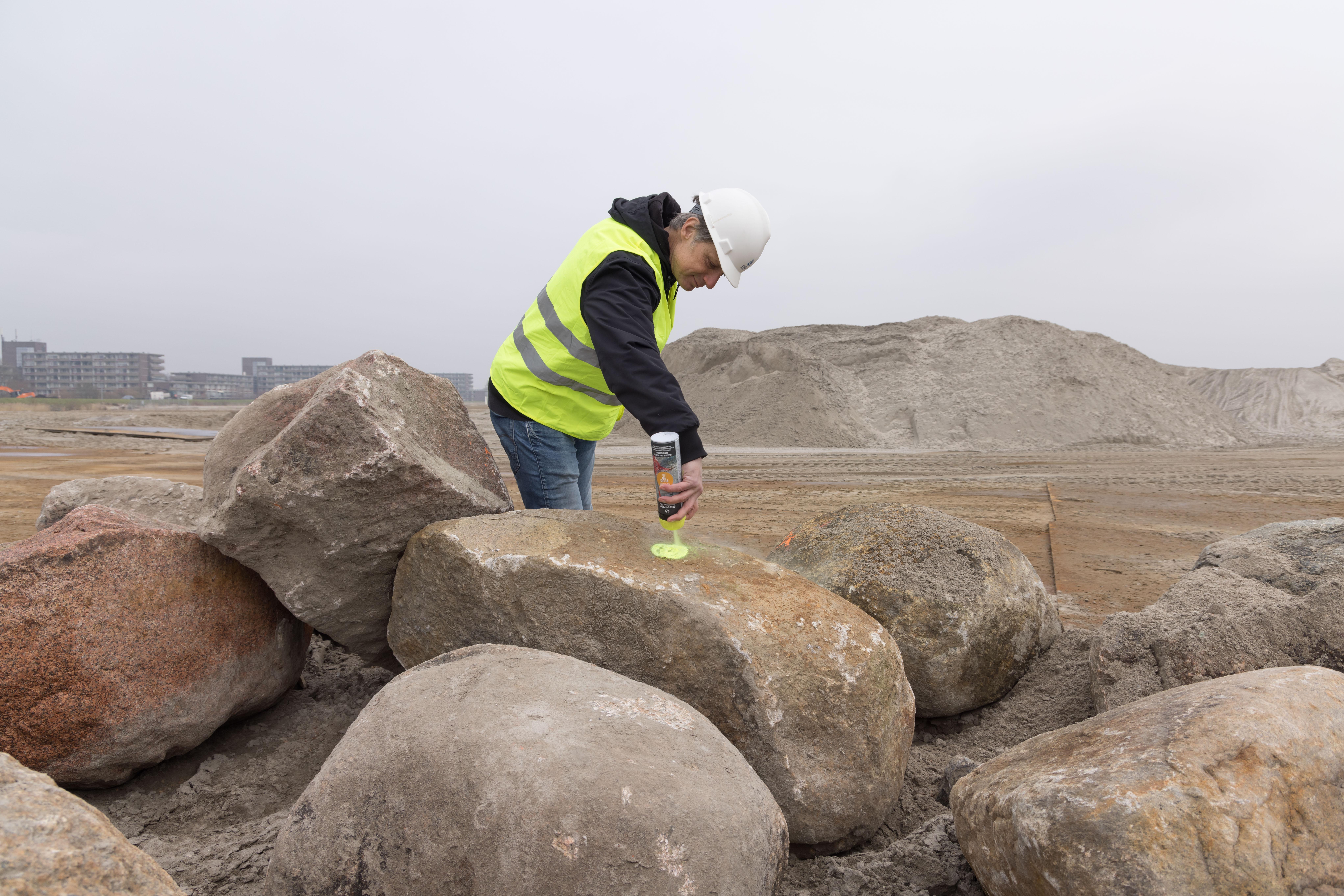 Oude Noorse keien afkomstig uit Westfriese Omringdijk krijgen nieuwe bestemming op Hoorns stadsstran