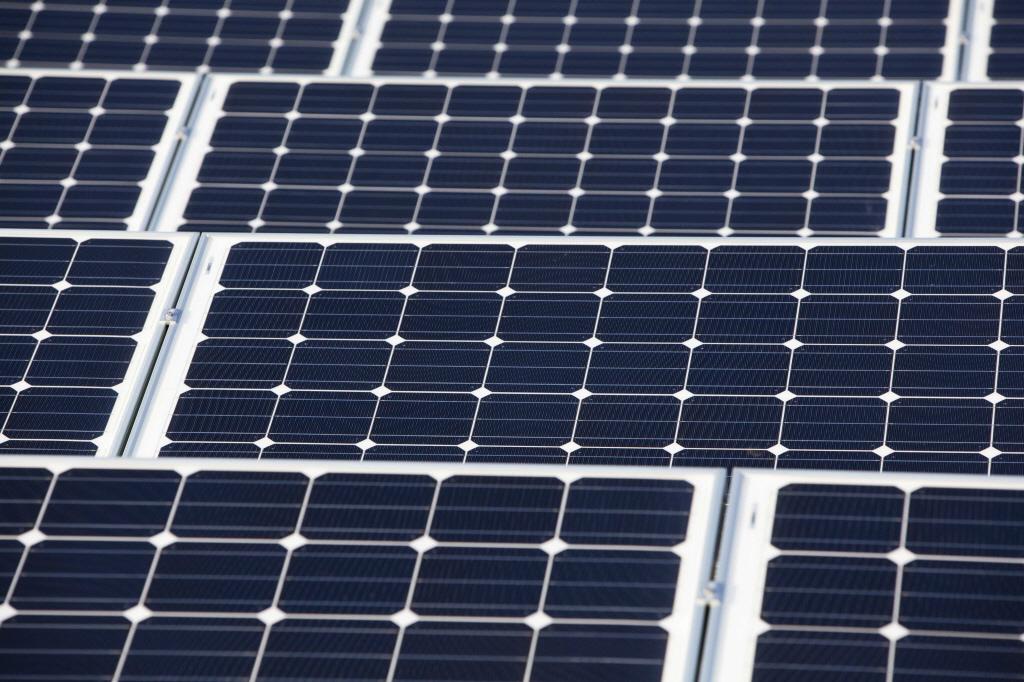 Dorpsraad Zwaagdijk-Oost trekt bezwaar tegen zonneweide in nadat dorp 100.000 euro krijgt voor ’duur