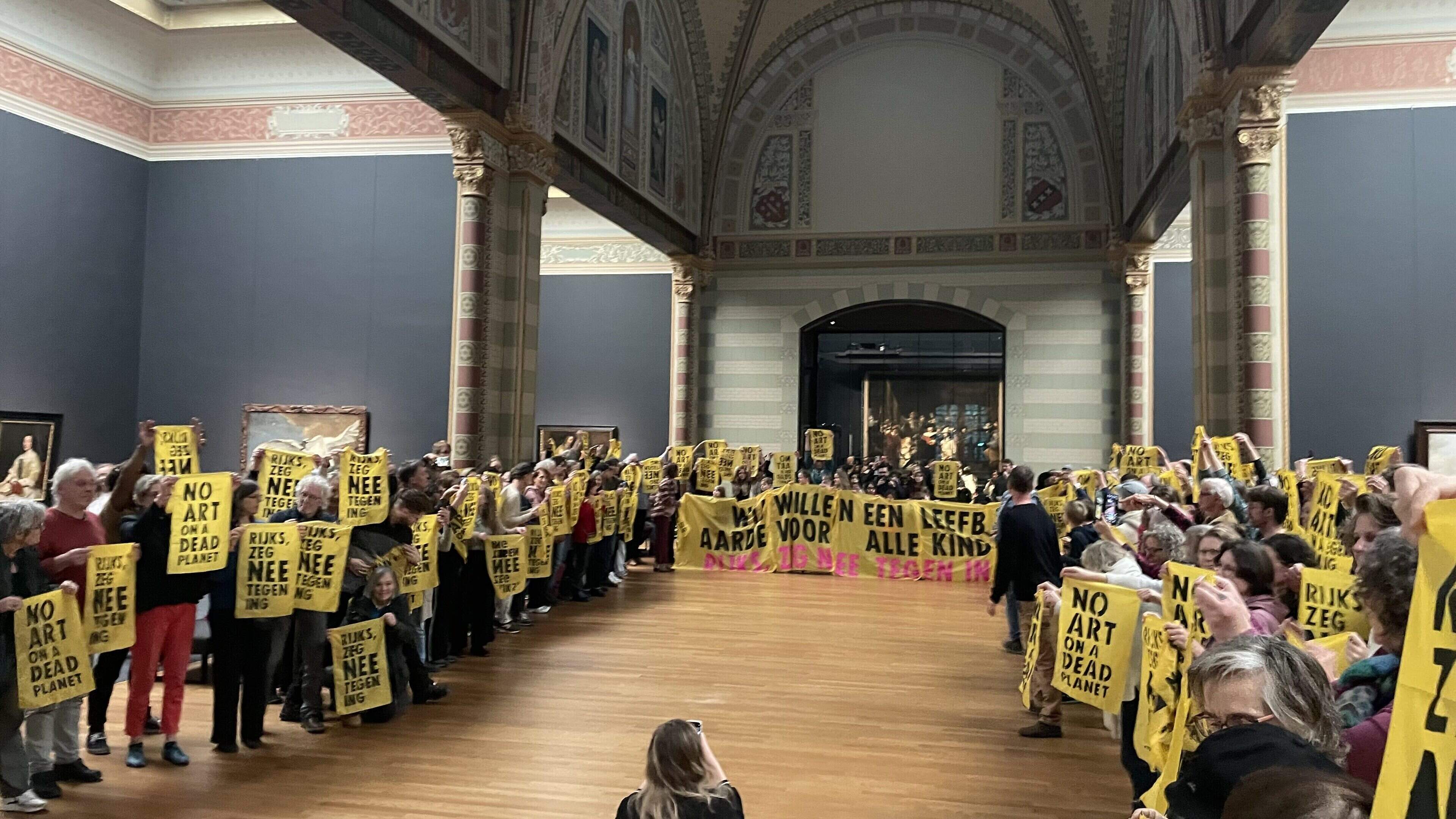 Dea en Hedwig betoogden in de eregalerij van het Rijksmuseum tegen