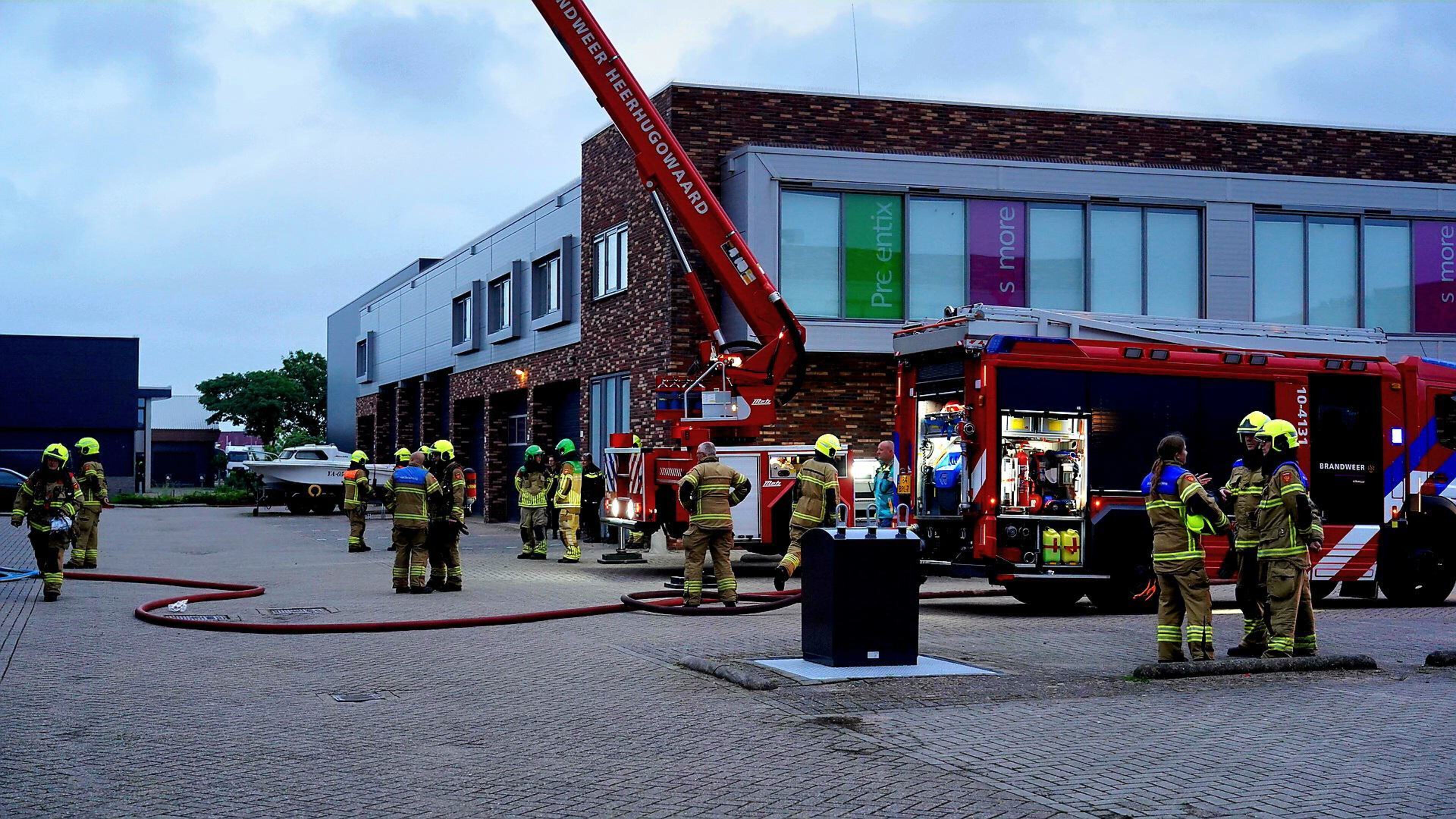 Showroom maanden dicht na binnenbrand bij beddenzaak Siliakus in Broek op Langedijk. ’Brandweermanne