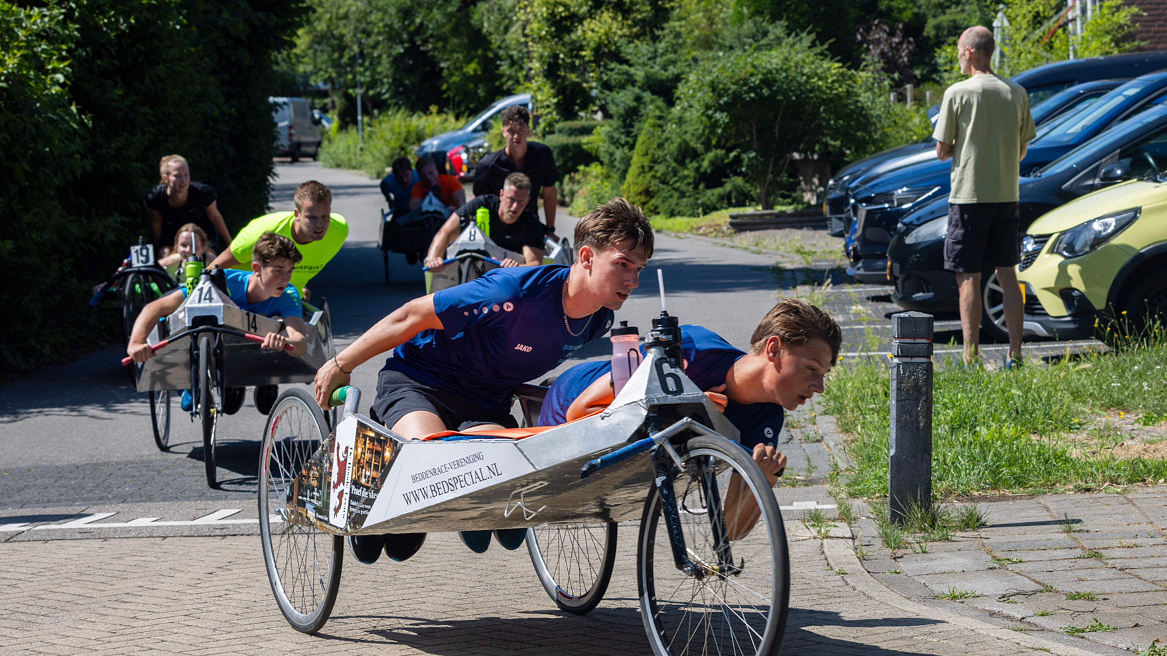In speciale knikbedden zo snel mogelijk door de straten racen in duindorp Schoorl. Wie komen als win