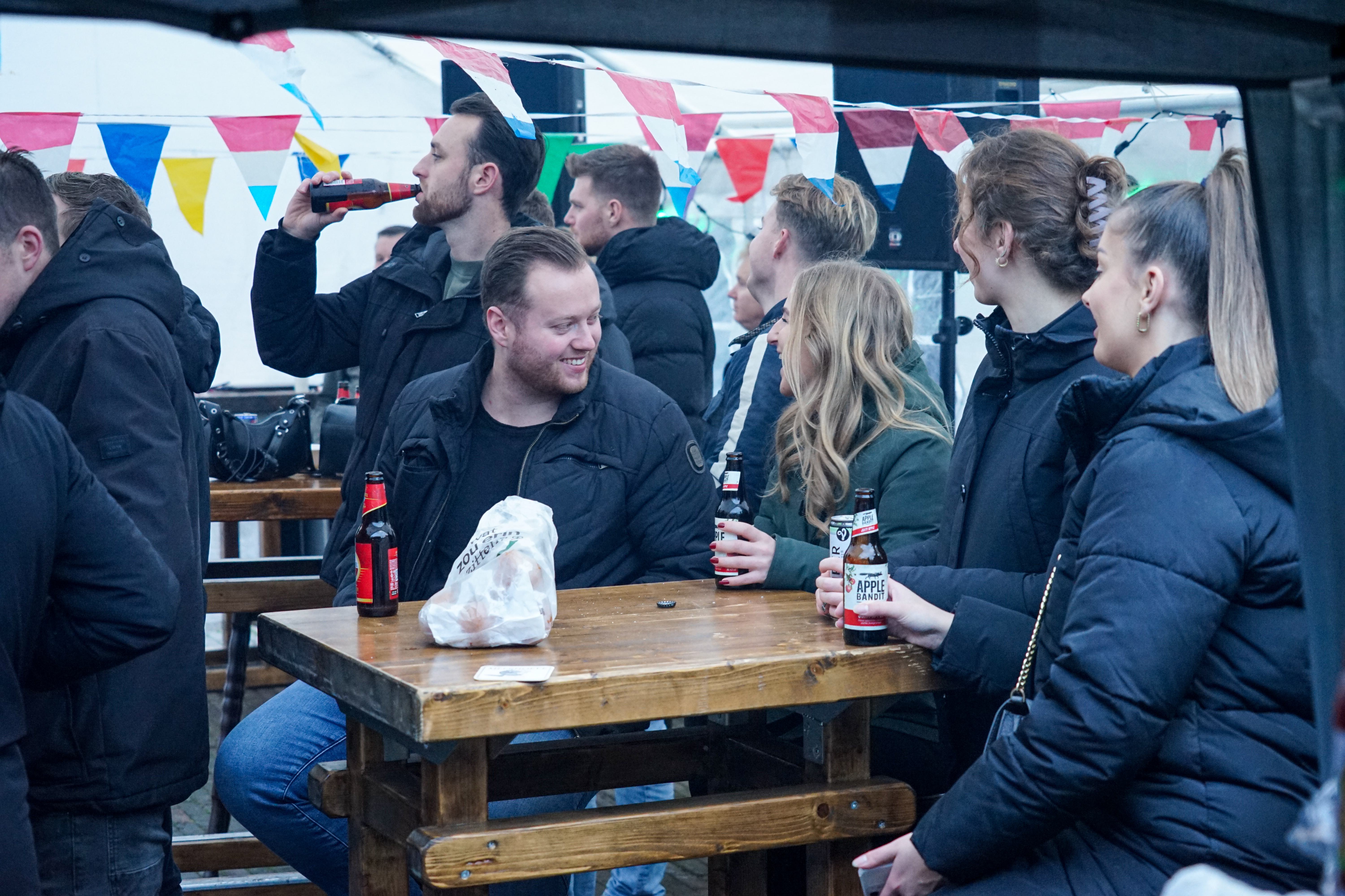 Alternatieve oudejaarsviering in Opperdoes met vuurtonnen en een volkszanger. Het is voor sommigen e