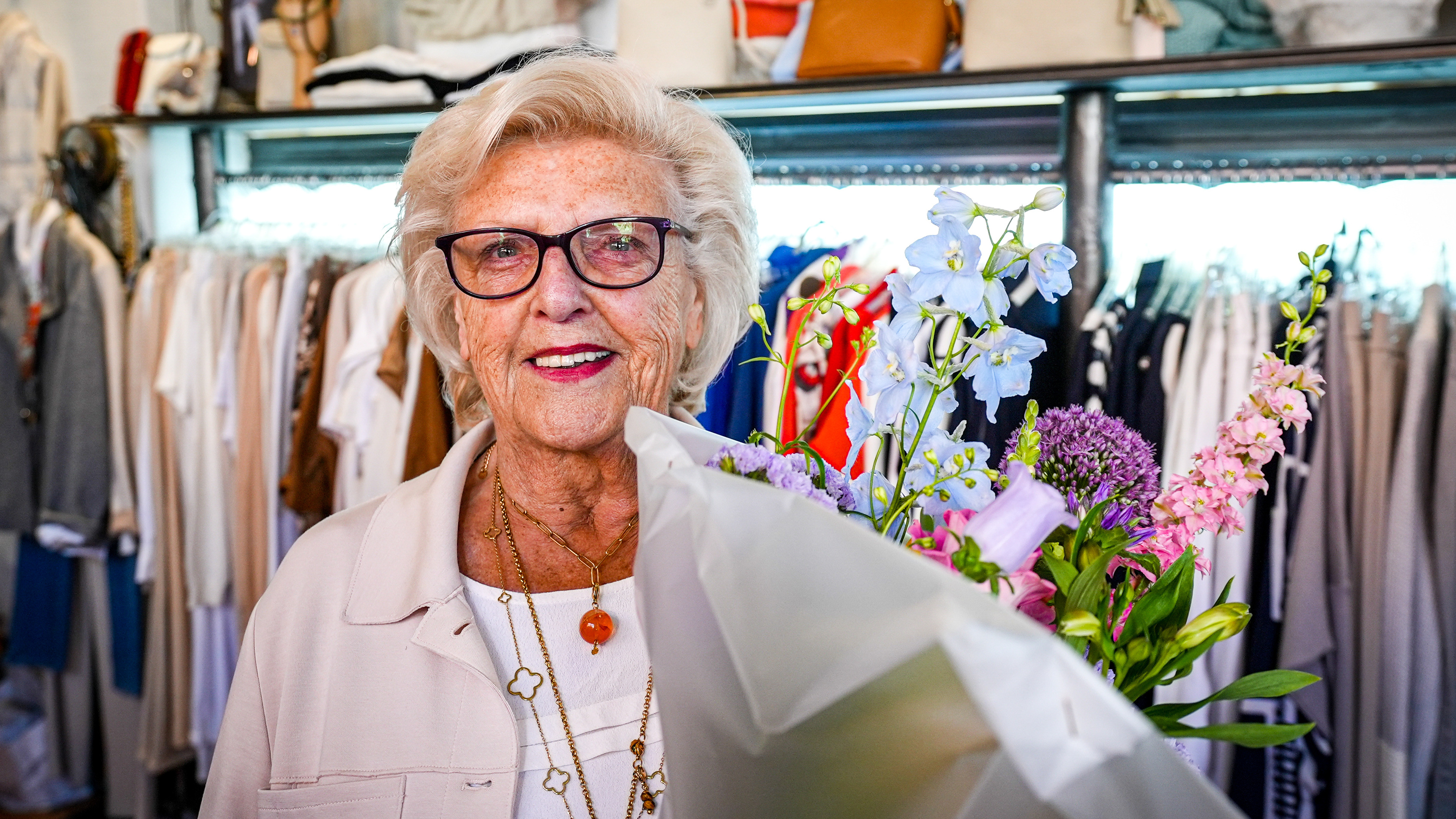 Carin Kroonenburg (85) viert in haar kledingwinkel 65-jarig ondernemerschap: ’Pensioen is voor jonge