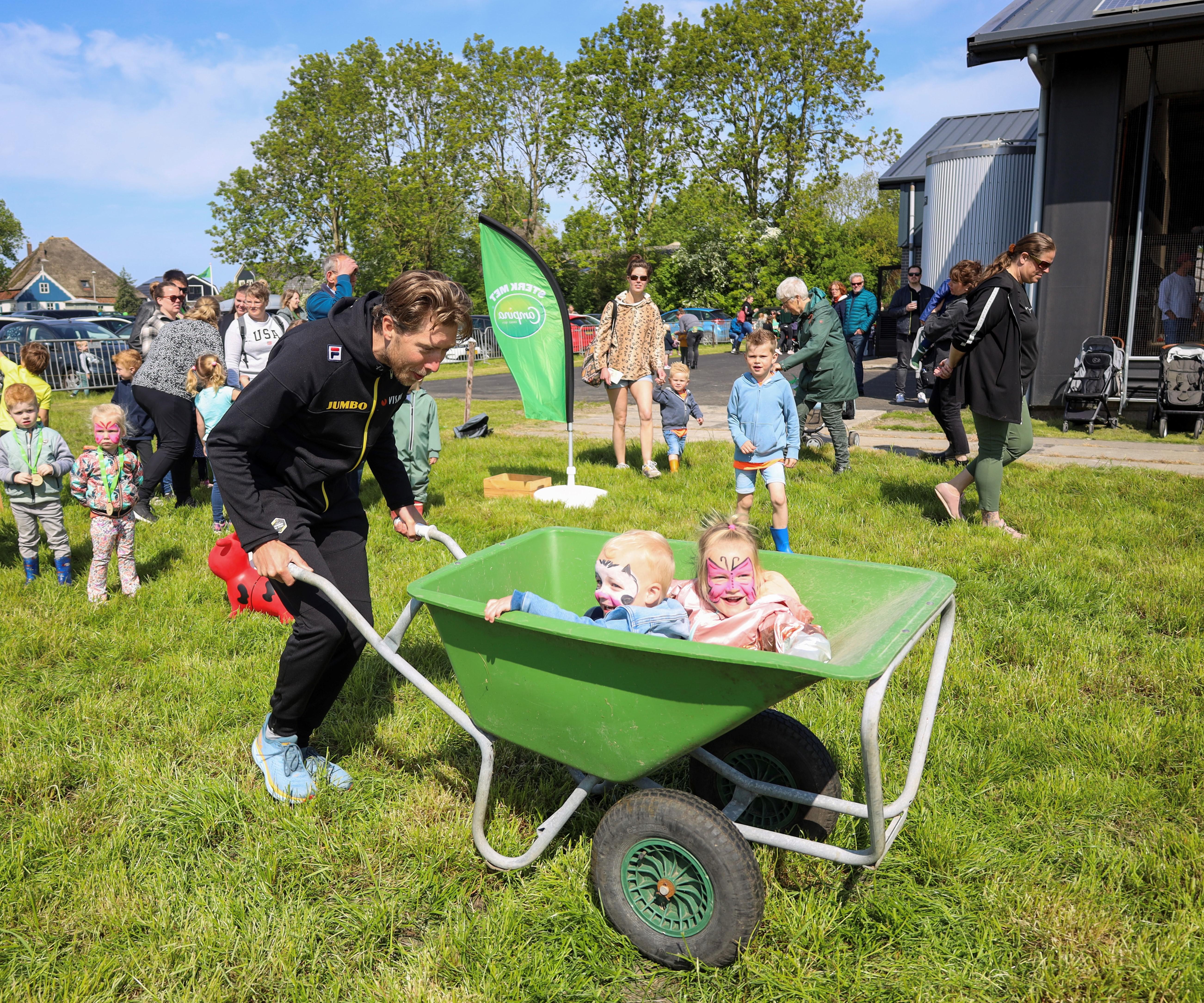 Erf van melkveehouderij Rooker in Aartswoud stroomt vol met honderden bezoekers tijdens Campina Open
