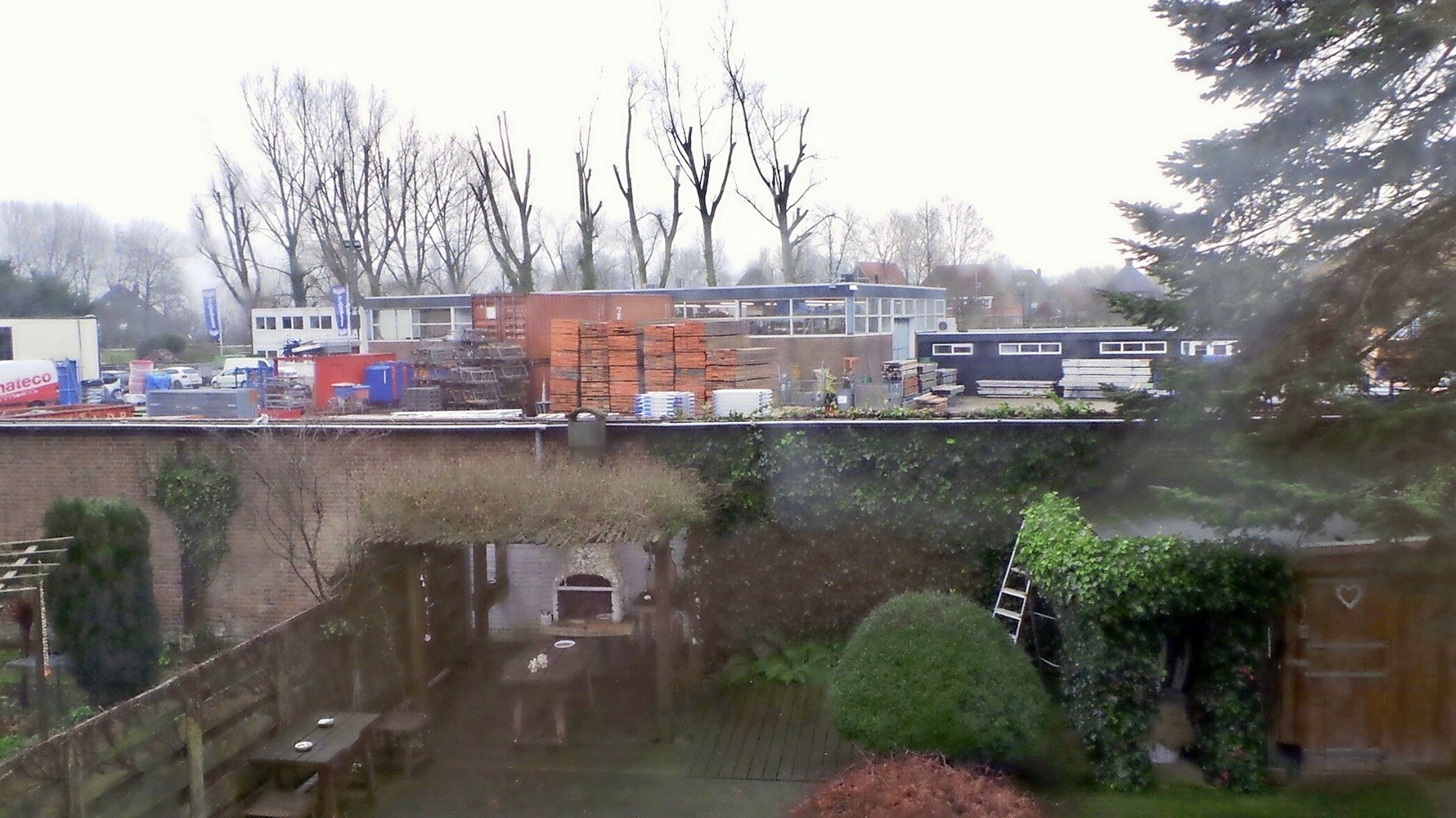 Opnieuw klachten omwonenden over geluidsoverlast bouwbedrijf De Nijs. Er wordt met buizen gesmeten, 