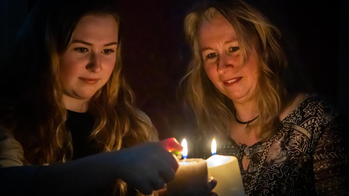 In Hoogkarspel branden kaarsjes, als symbool van hoop in bange corona ...