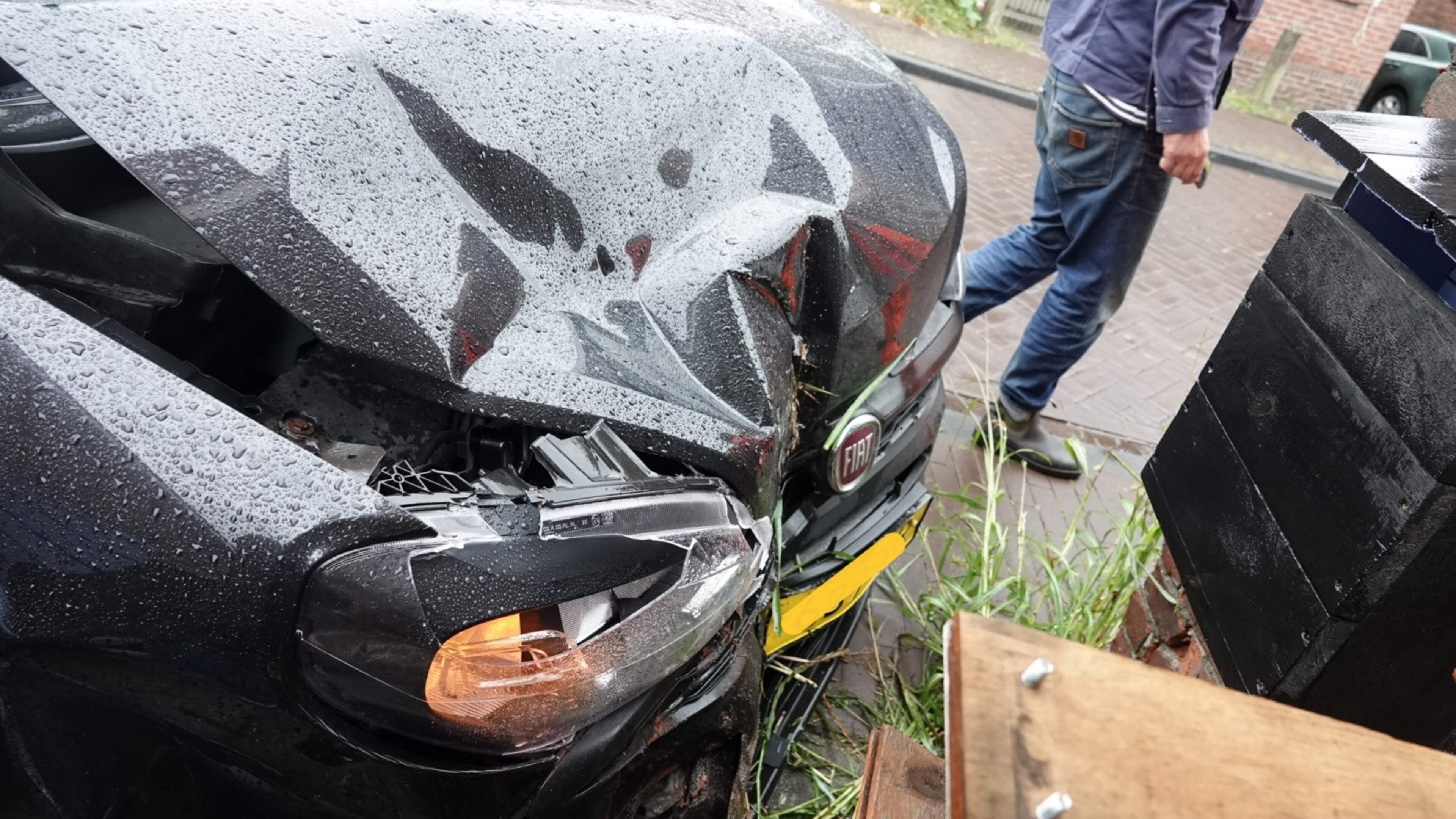 112-nieuws 17 september: Bedrijfsbusje botst tegen woning Westzaan