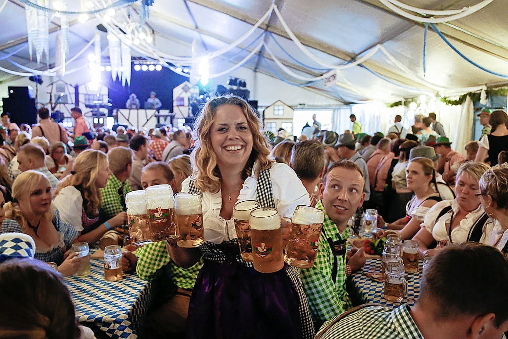 Karten in plaats van geurstokjespakket, vrijdag de eerste mannenbingo in Westzaan