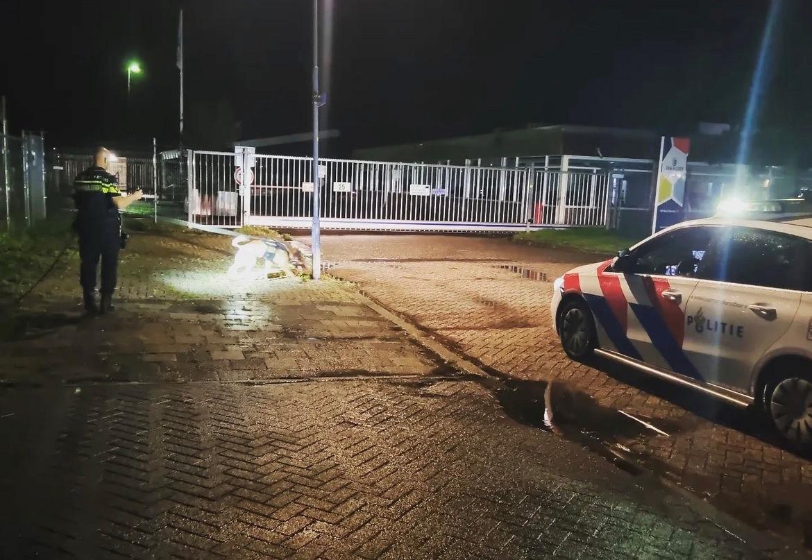 Verdachte van inbraak snel gepakt. Tweede verdachte ontkomt: speurhond raakt door harde regen het sp