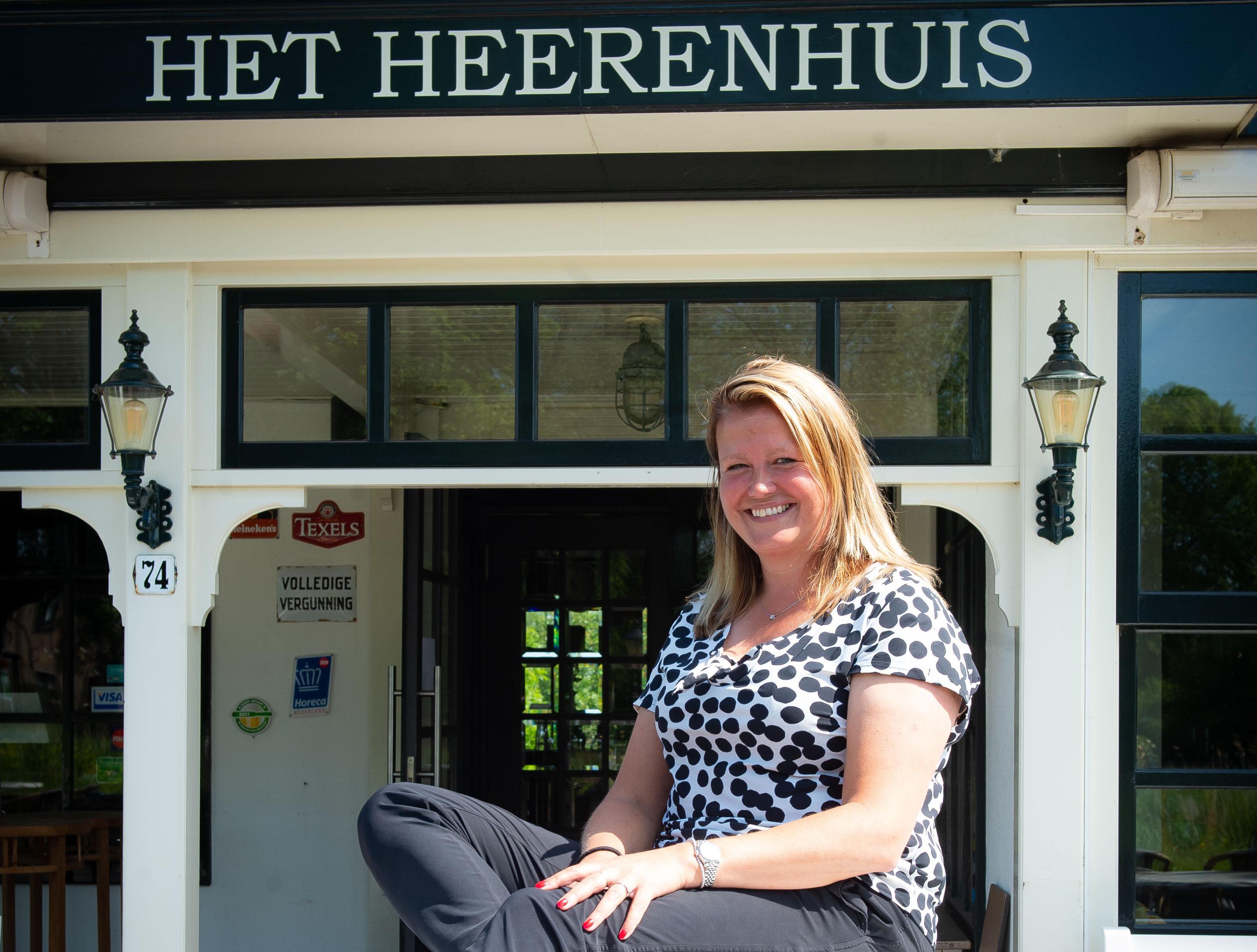 Café brasserie Het Heerenhuis mag weer open; Nelly proost op een goede toekomst. ’Dit is een beetje 
