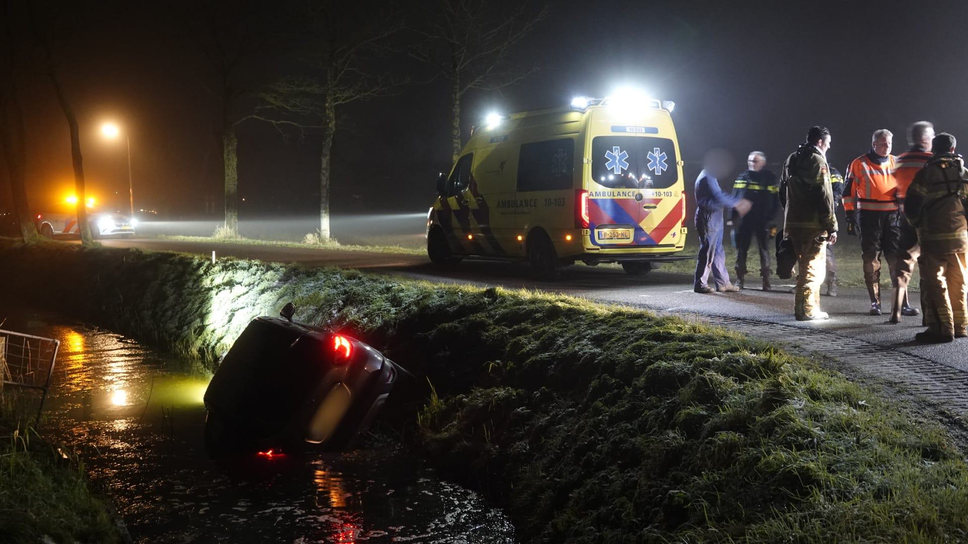 Automobiliste vliegt uit de bocht en belandt in sloot in Spierdijk, auto total loss