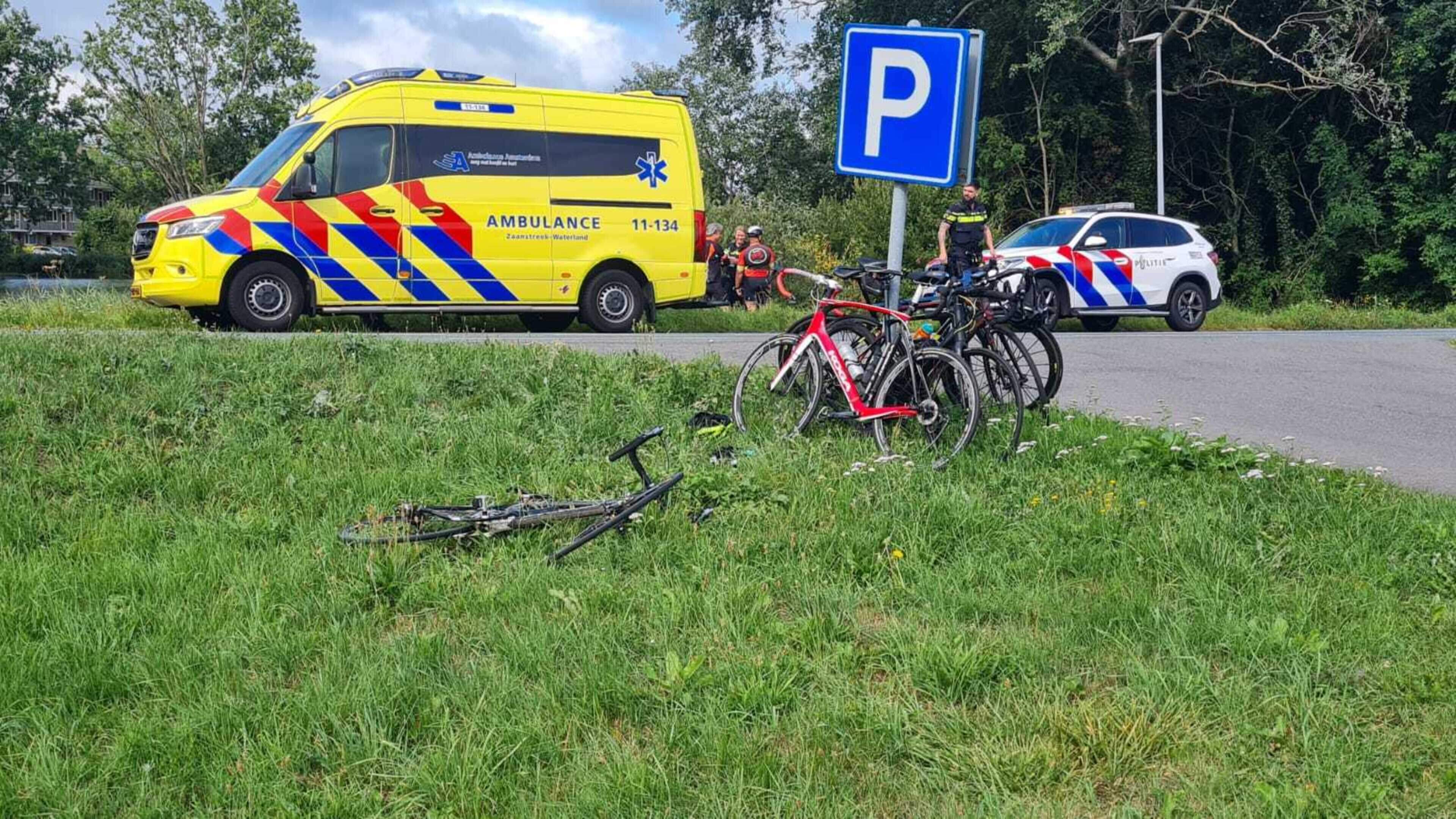 Twee wielrenners naar ziekenhuis na botsing in Monnickendam