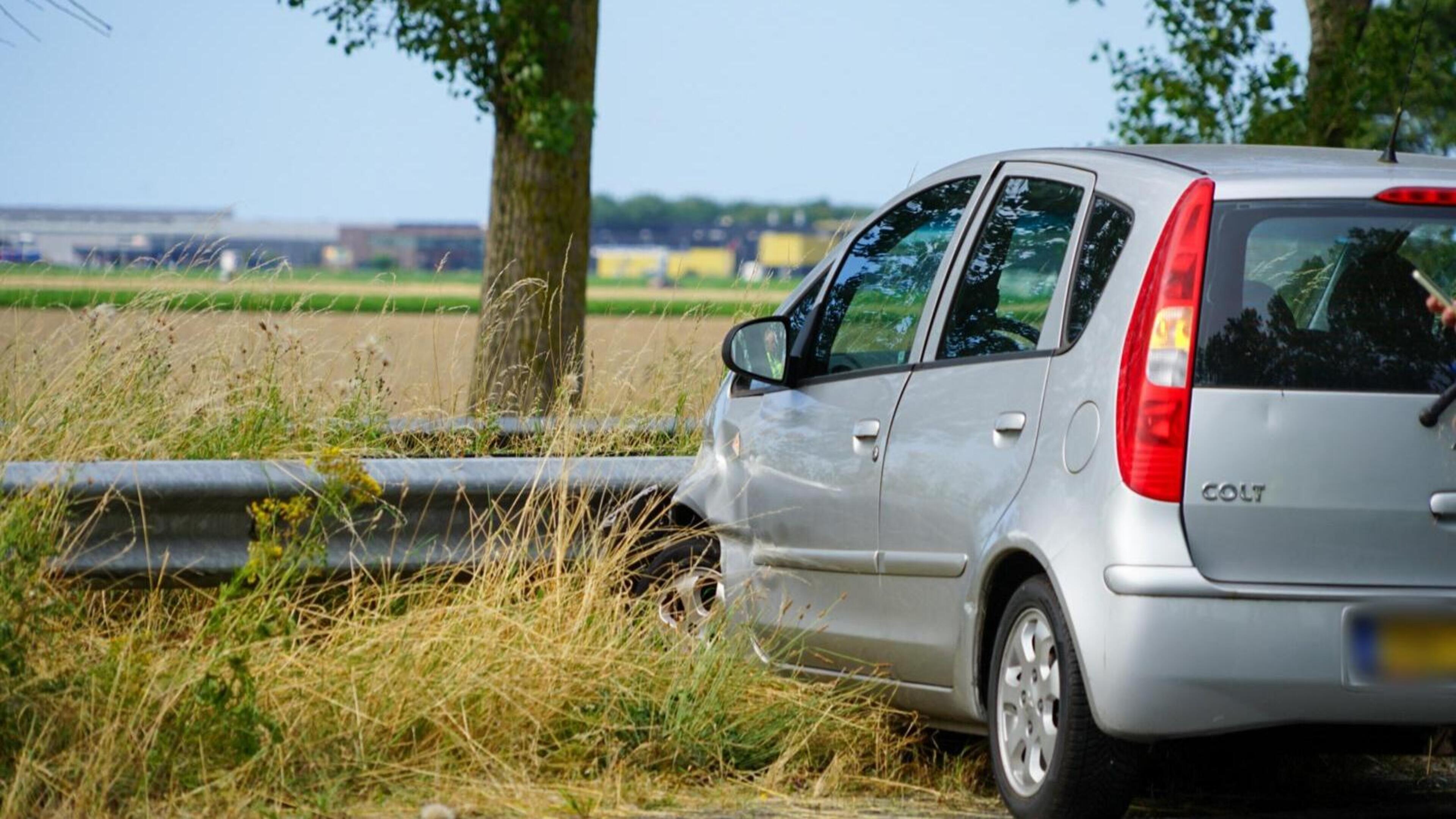 Automobilist gewond bij botsing tegen vangrail in Middenmeer