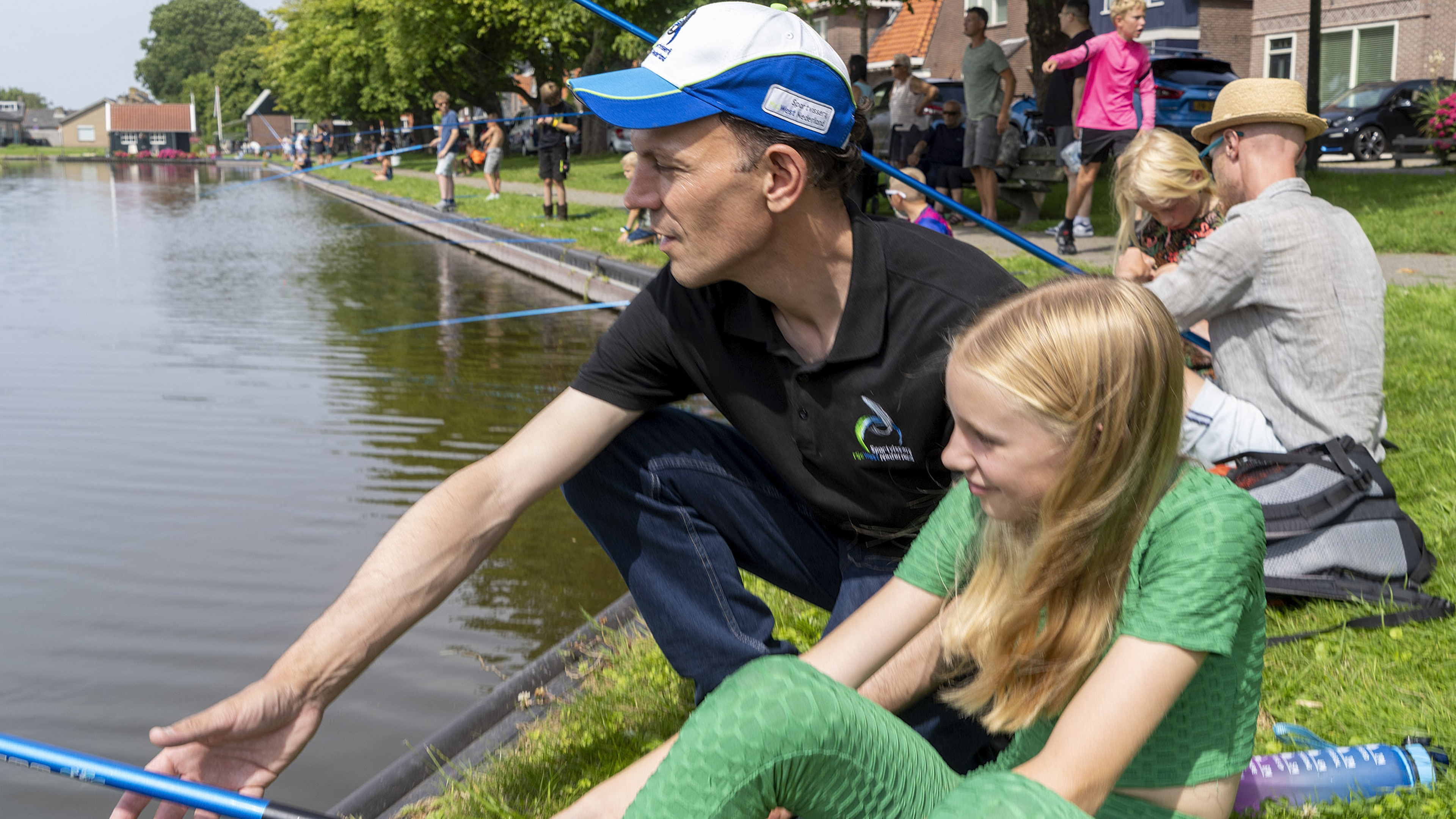 Een plons en de recordvangst zwemt weer weg. Jonge hengelaars leren vissen in De Rijp
