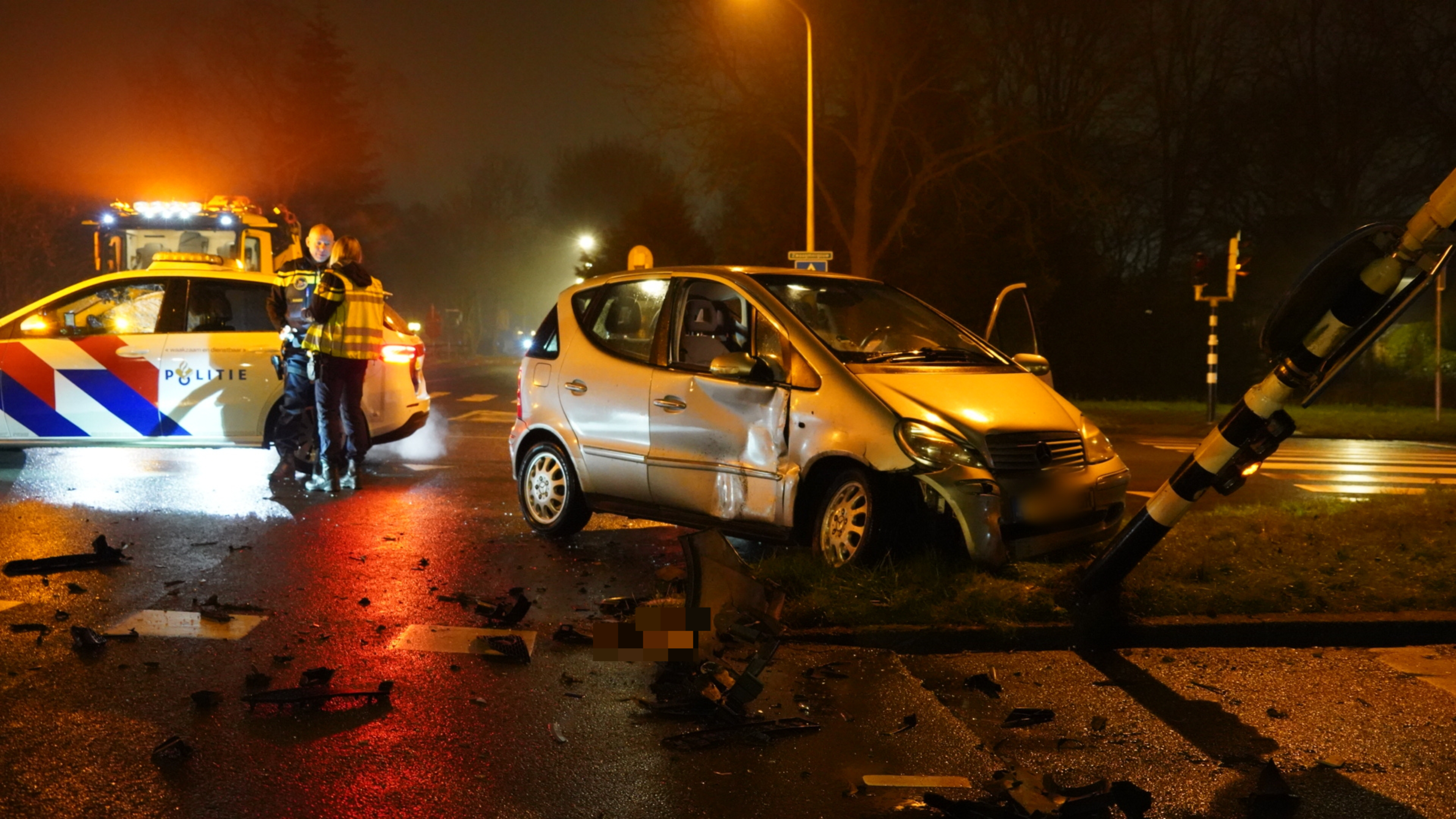 Flinke schade bij klapper tussen twee auto’s op kruising Zwaag, bestuurder gewond