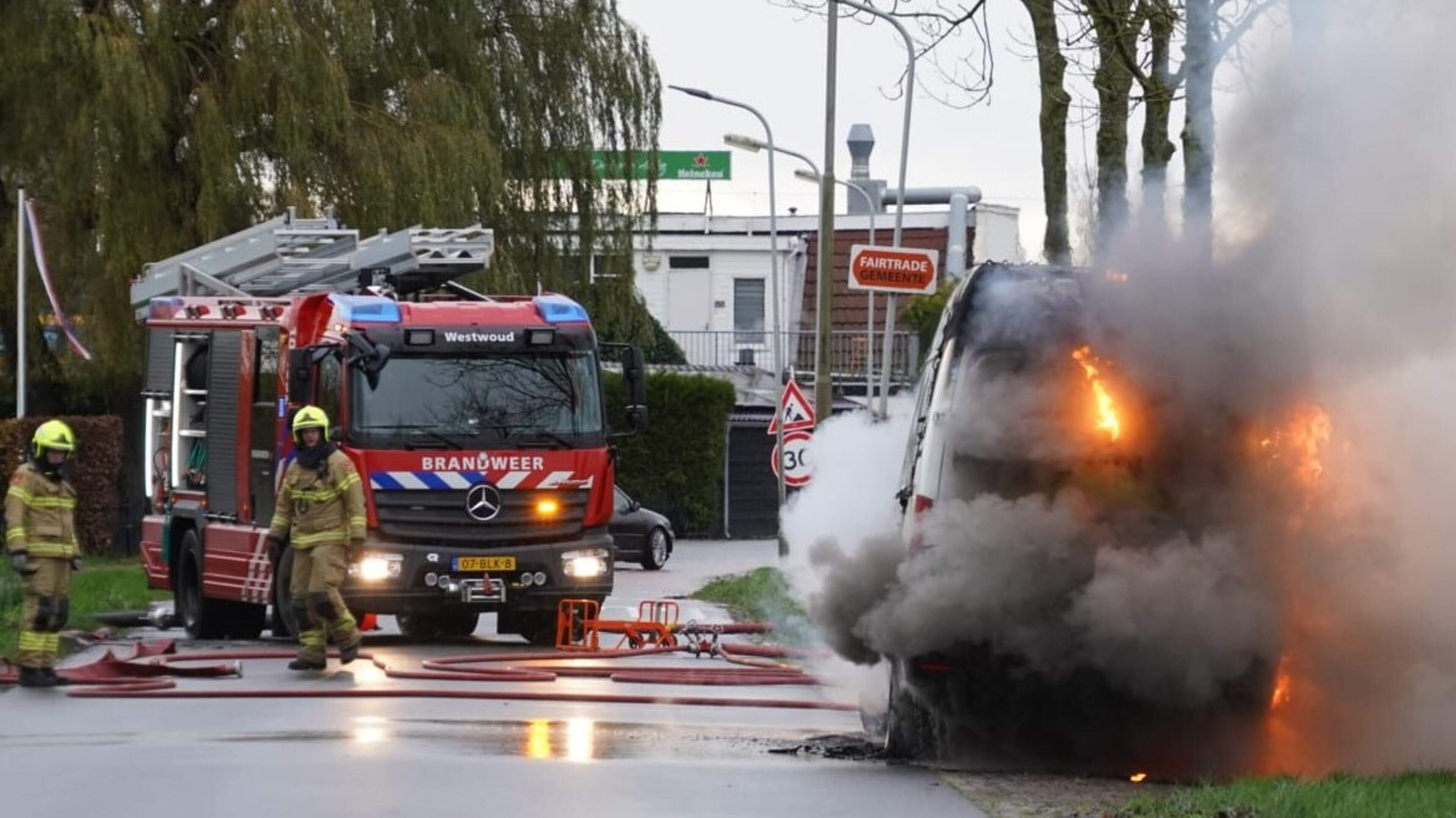 Bedrijfsbus met hulpmiddelen voor mensen met fysieke beperkingen uitgebrand in Hoogkarspel