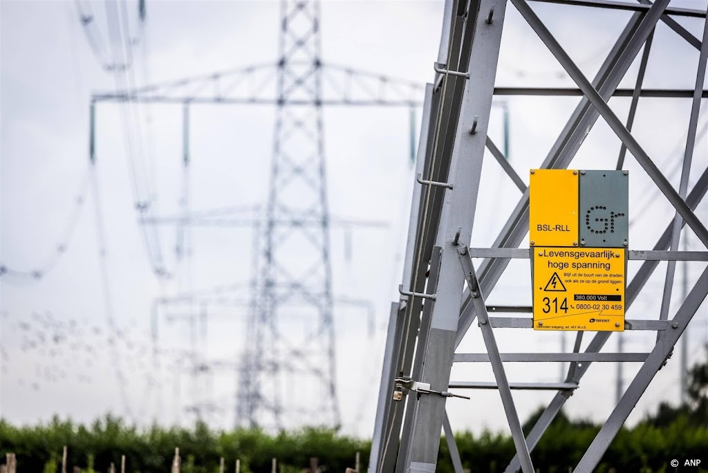 Ergens tussen Beverwijk-Diemen en Middenmeer moet een nieuwe bovengrondse elektriciteitsmast met twe
