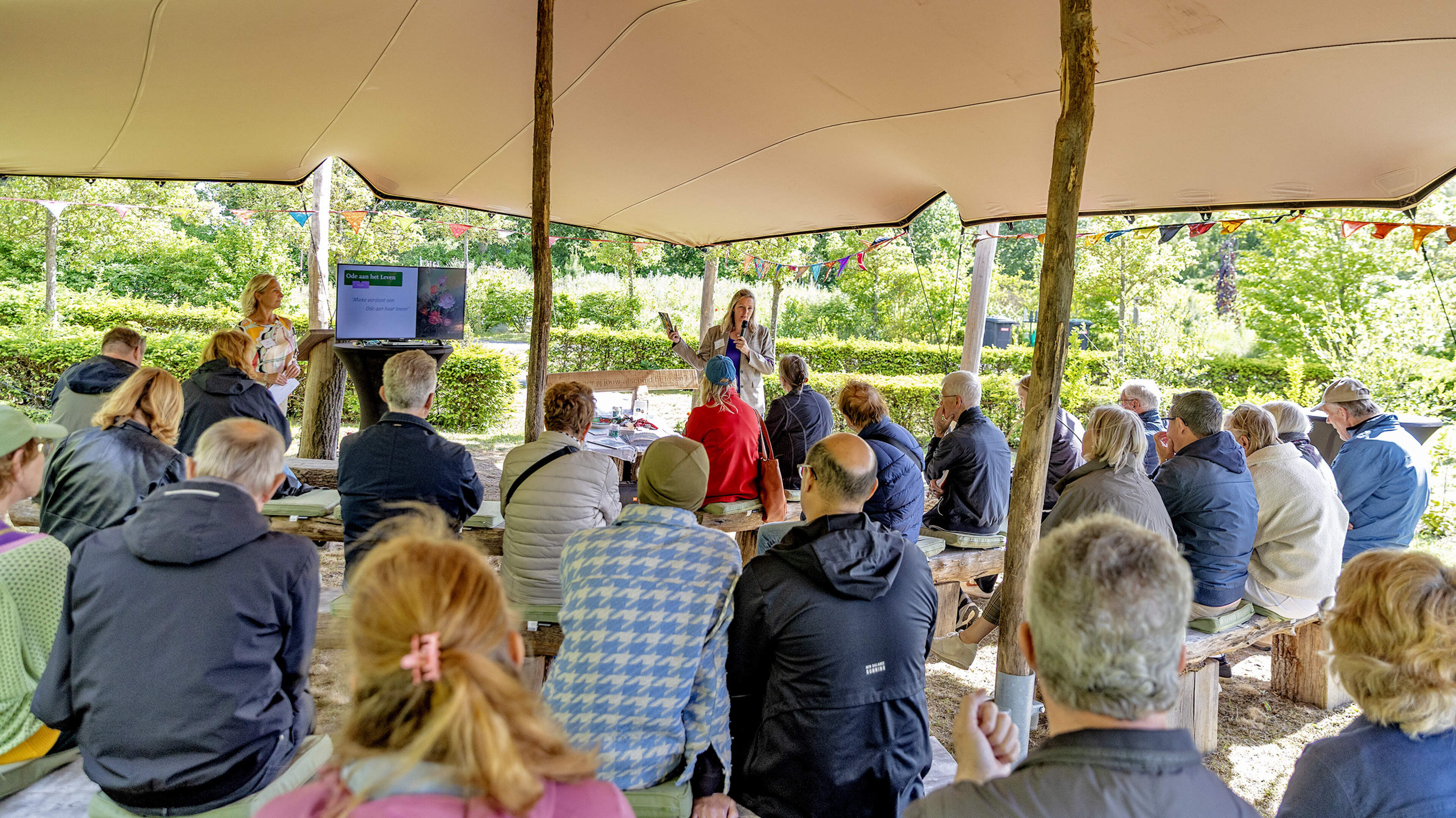 Dorien visits natural burial inspiration evening at Onderlangs in Castricum: ‘I’m looking for a spot in the sun’