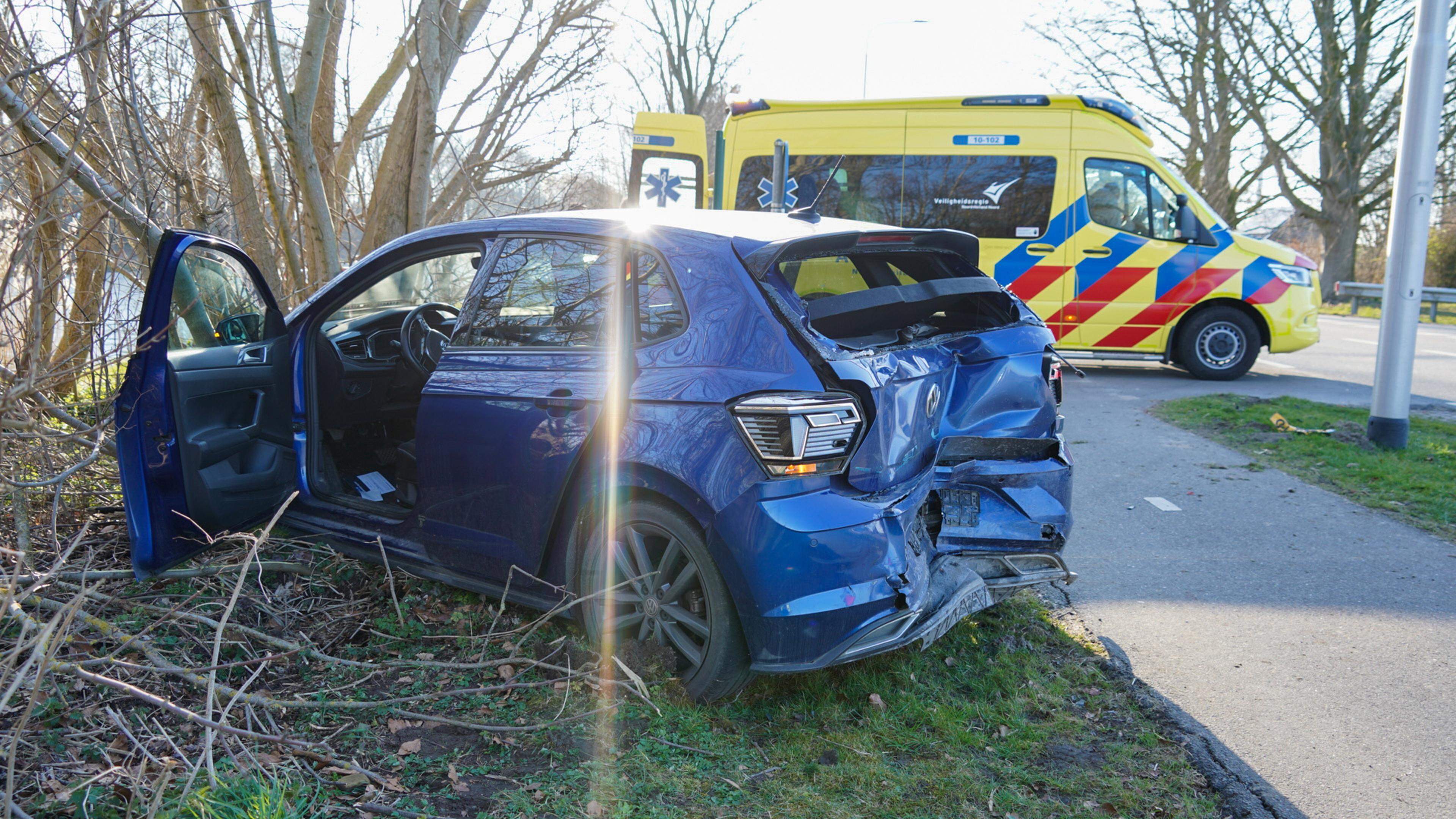 Auto belandt in bosjes bij botsing met bestelbus tussen Kolhorn en Middenmeer, twee gewonden